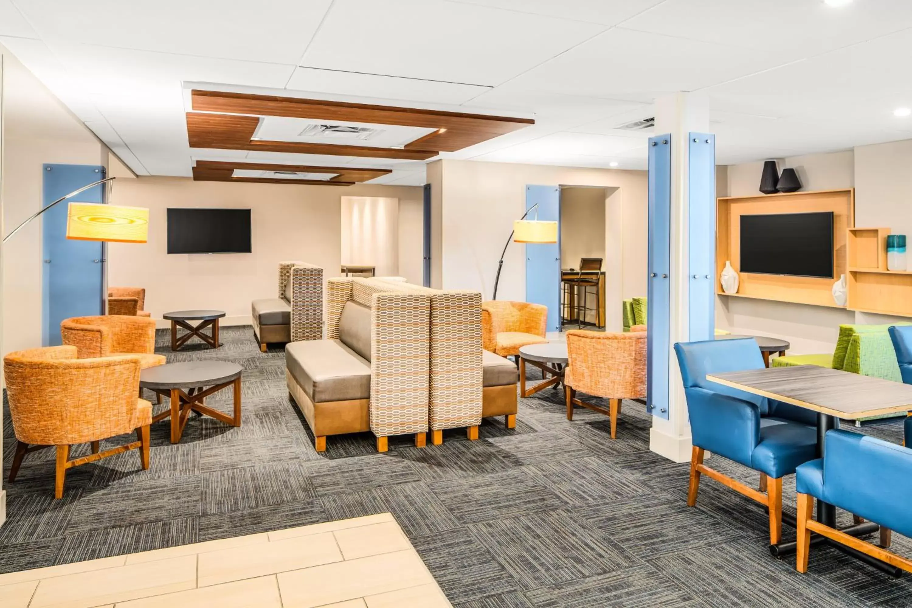 Property building, Seating Area in Holiday Inn Express Cruise Airport, an IHG Hotel