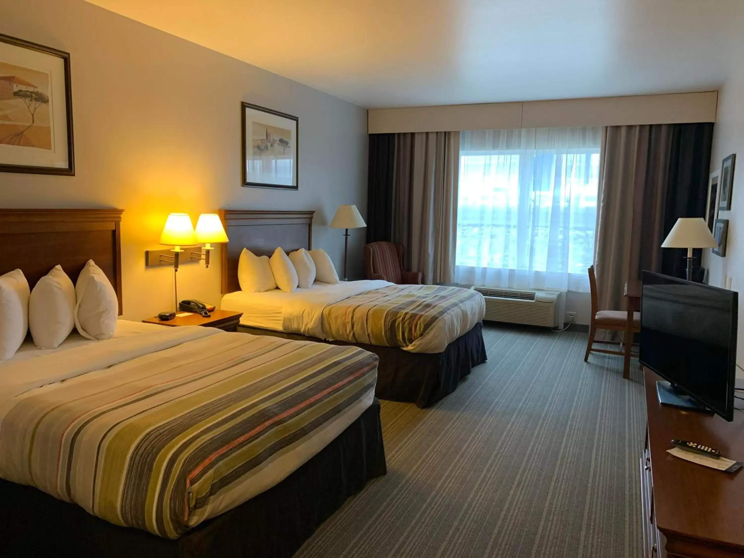 Bed in Country Inn & Suites by Radisson, Chambersburg, PA