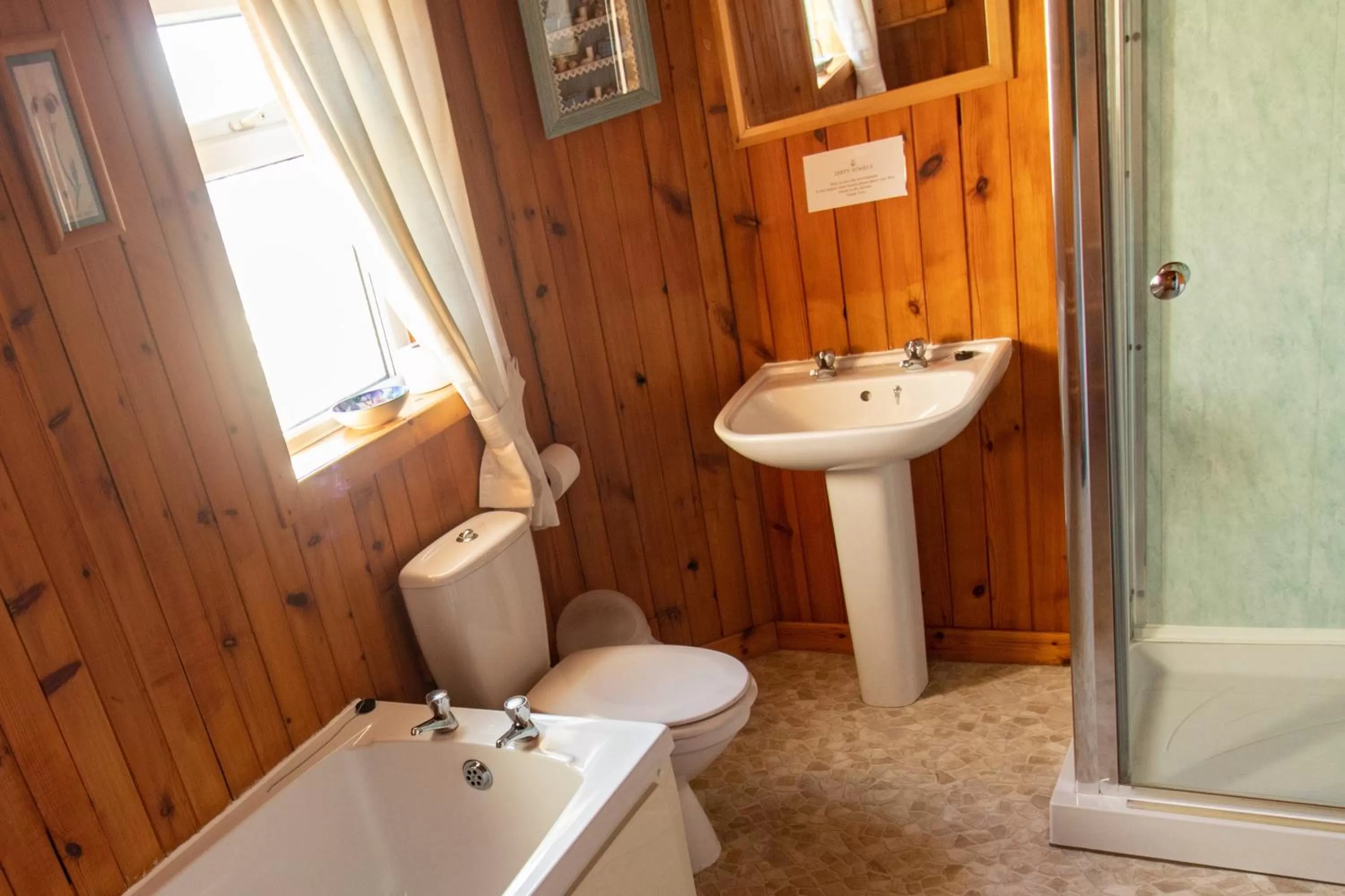Shower, Bathroom in Auld Cross Keys Inn