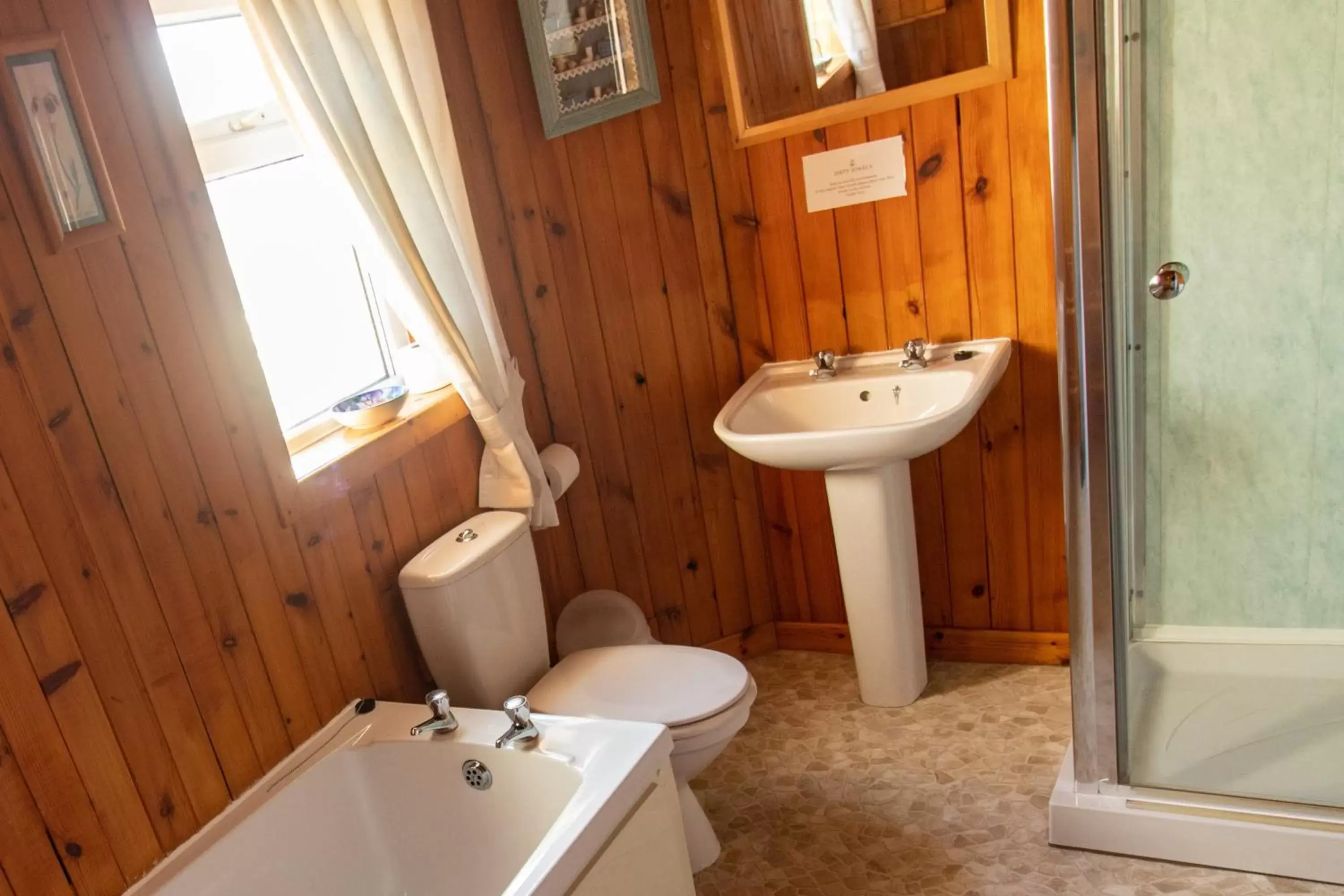 Shower, Bathroom in Auld Cross Keys Inn