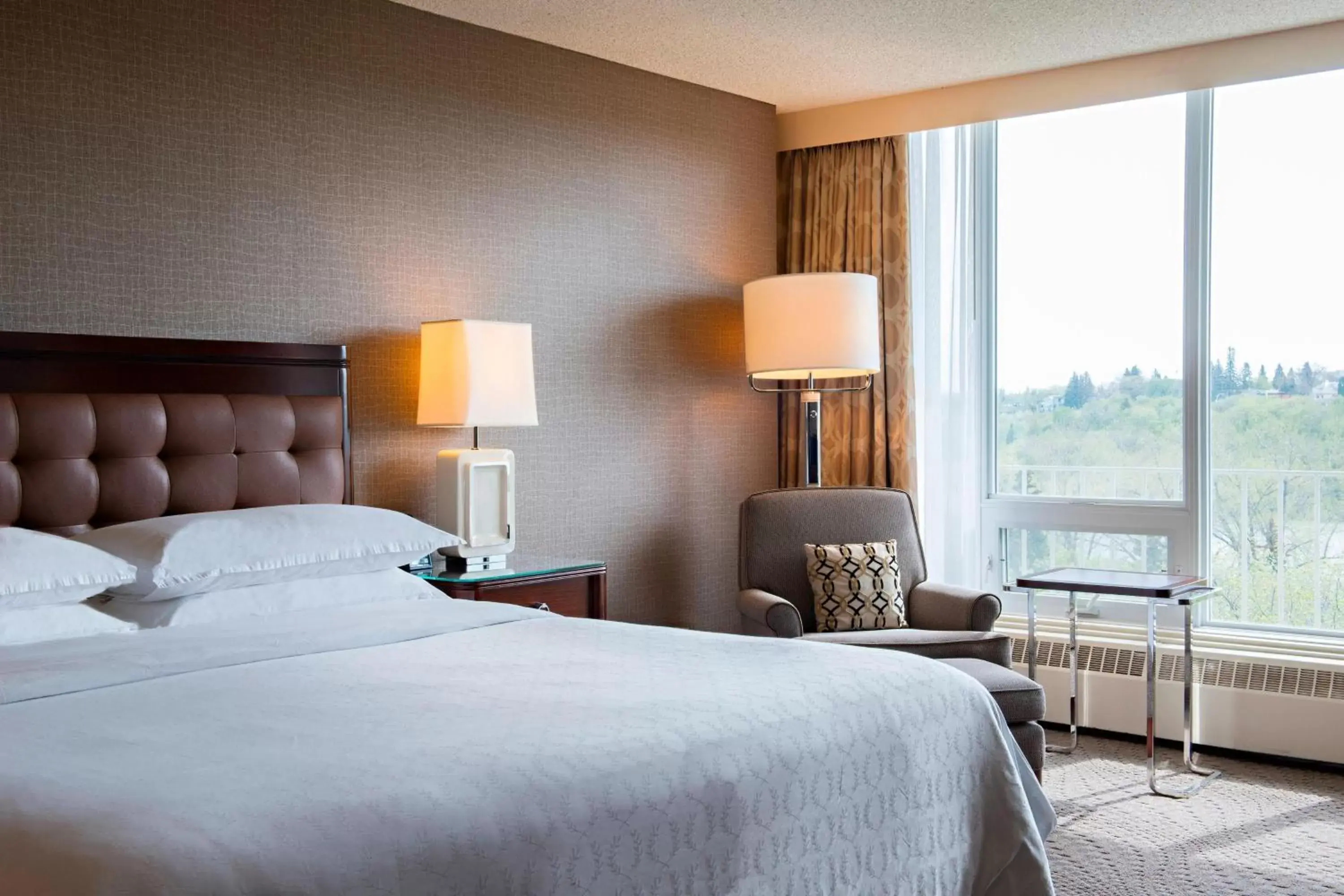 Photo of the whole room, Bed in Sheraton Cavalier Saskatoon Hotel