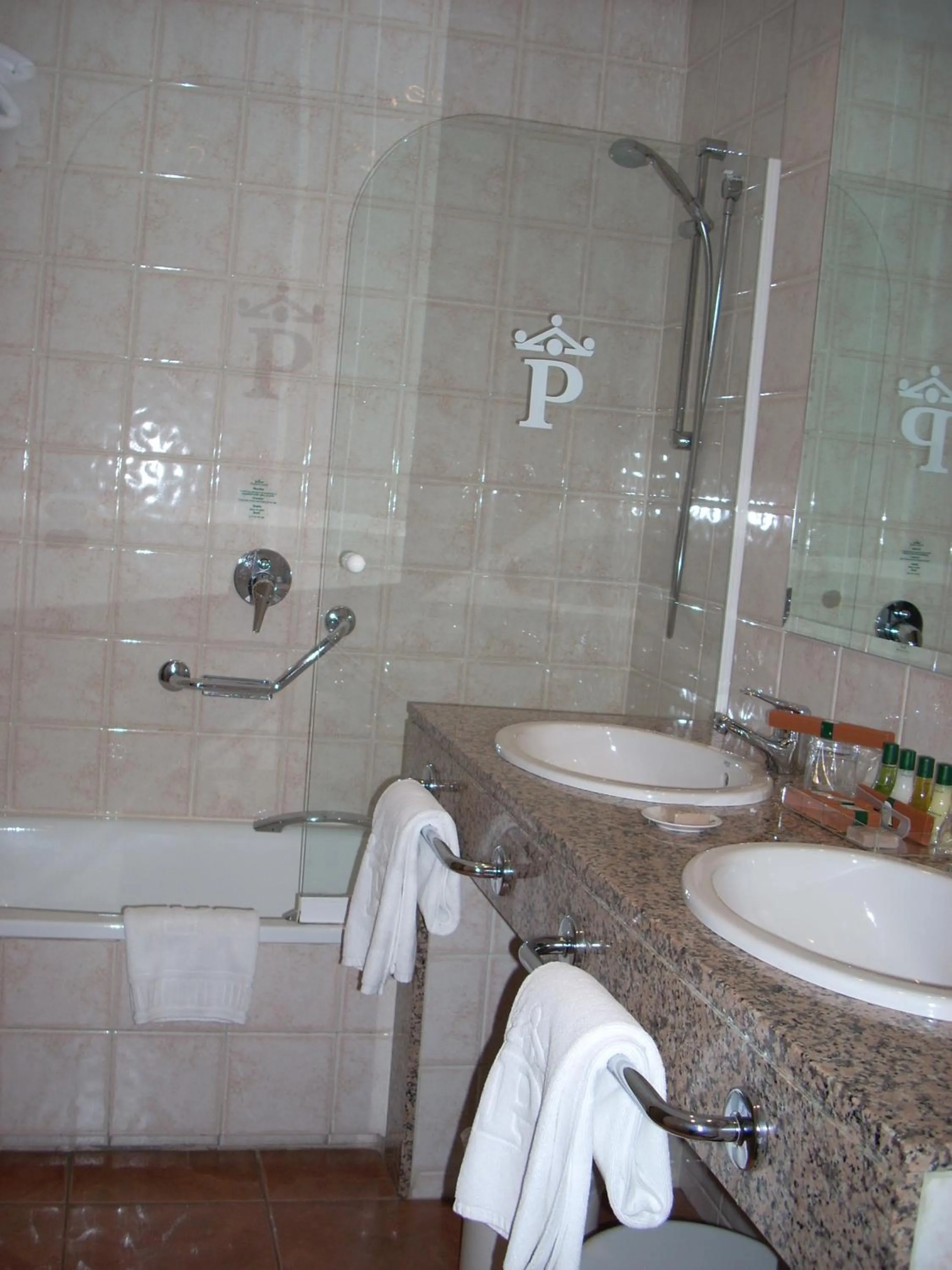 Standard Double Room (2 Adults + 1 Child) in Parador de Cangas de Onís