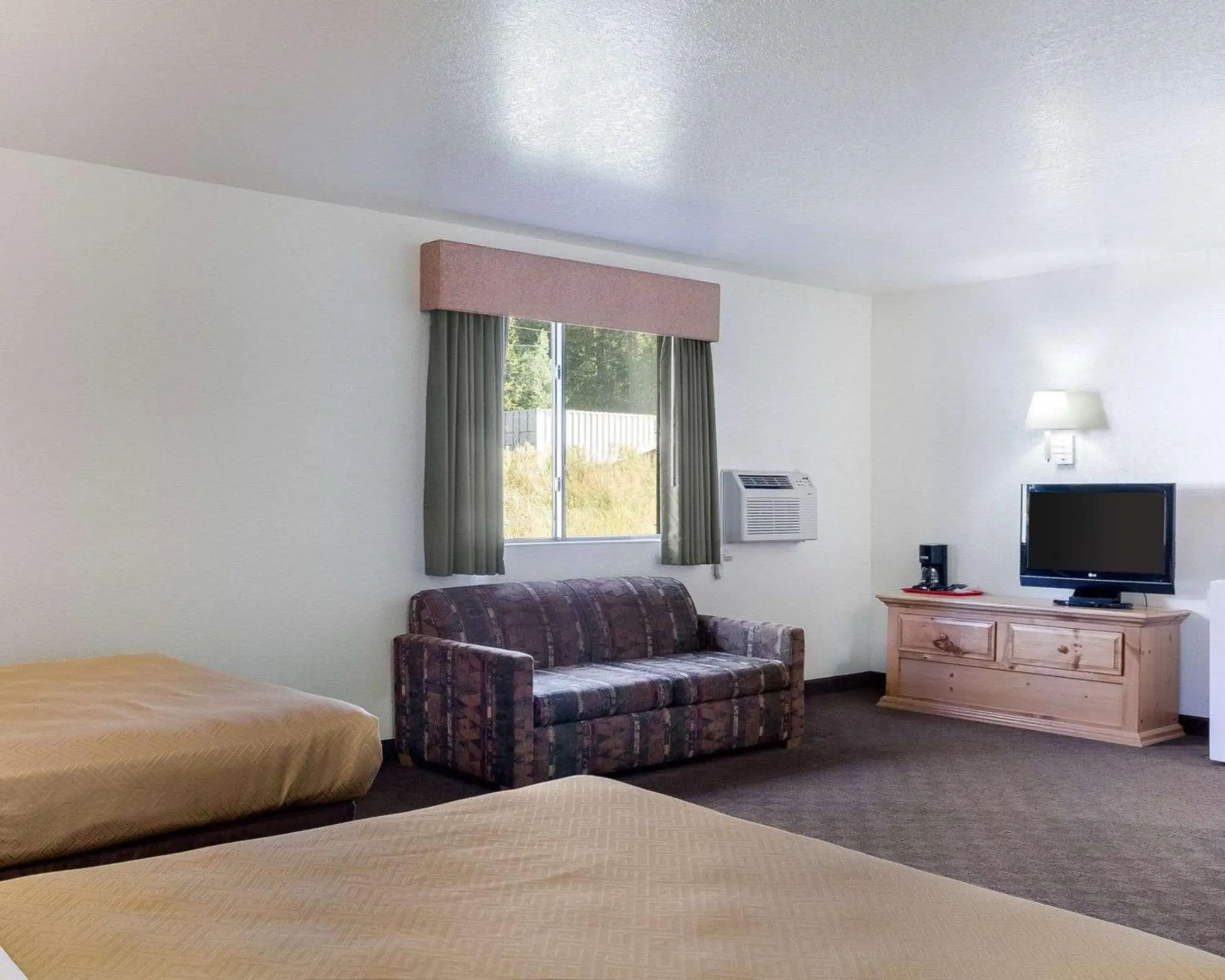 Photo of the whole room, TV/Entertainment Center in Royal Inn Keystone