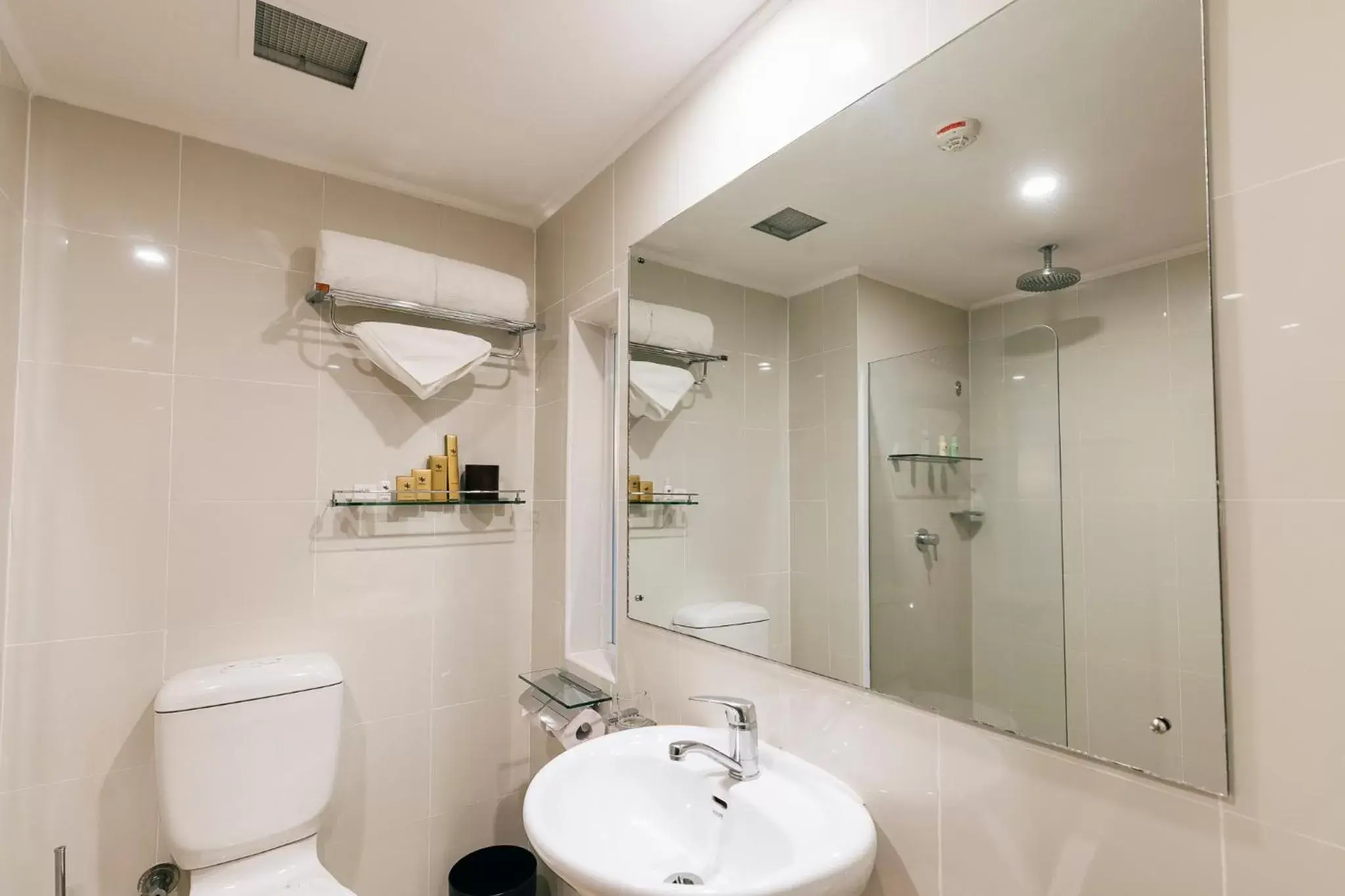 Bathroom in Airways Hotel