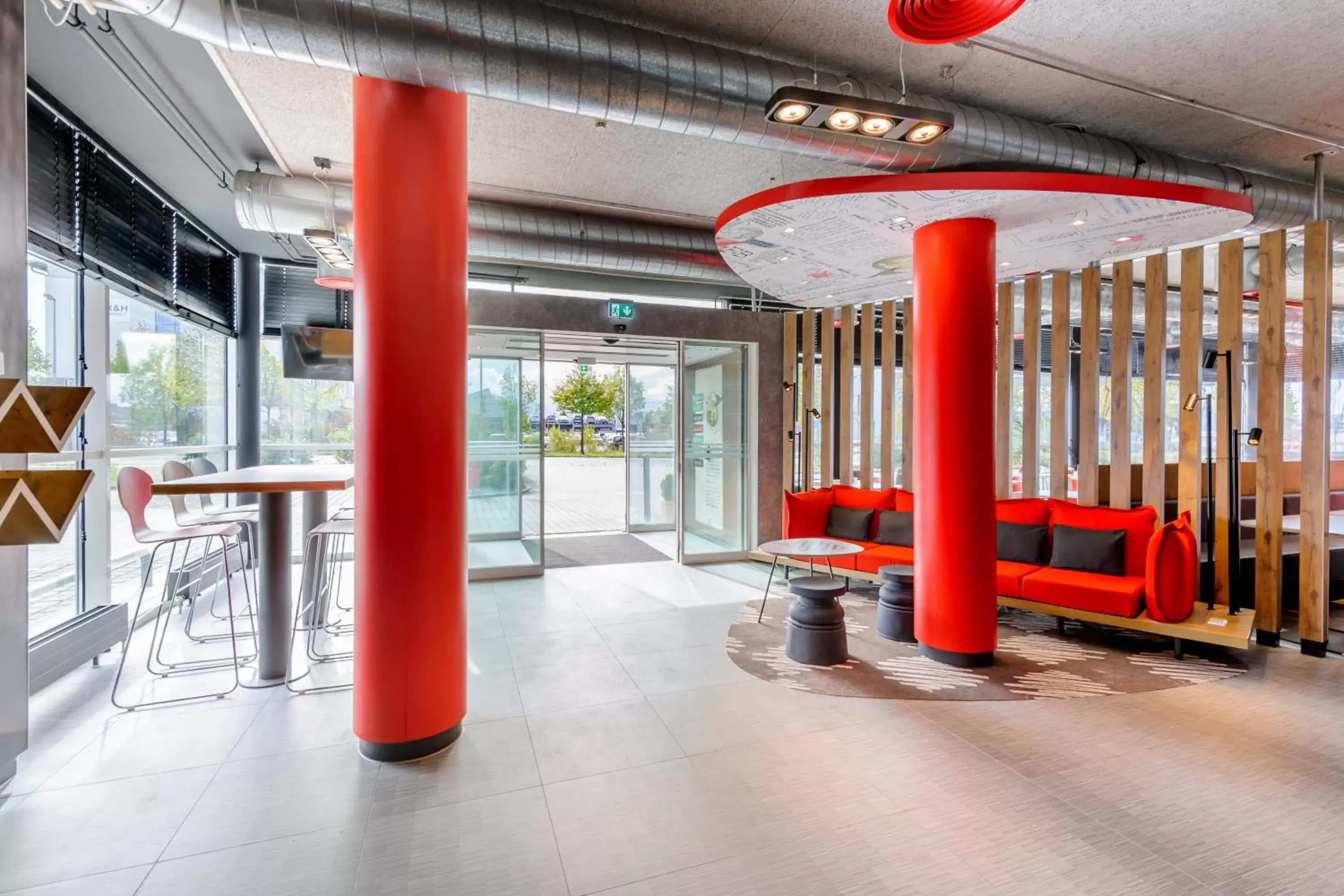 Lobby or reception in ibis Hotel München Messe