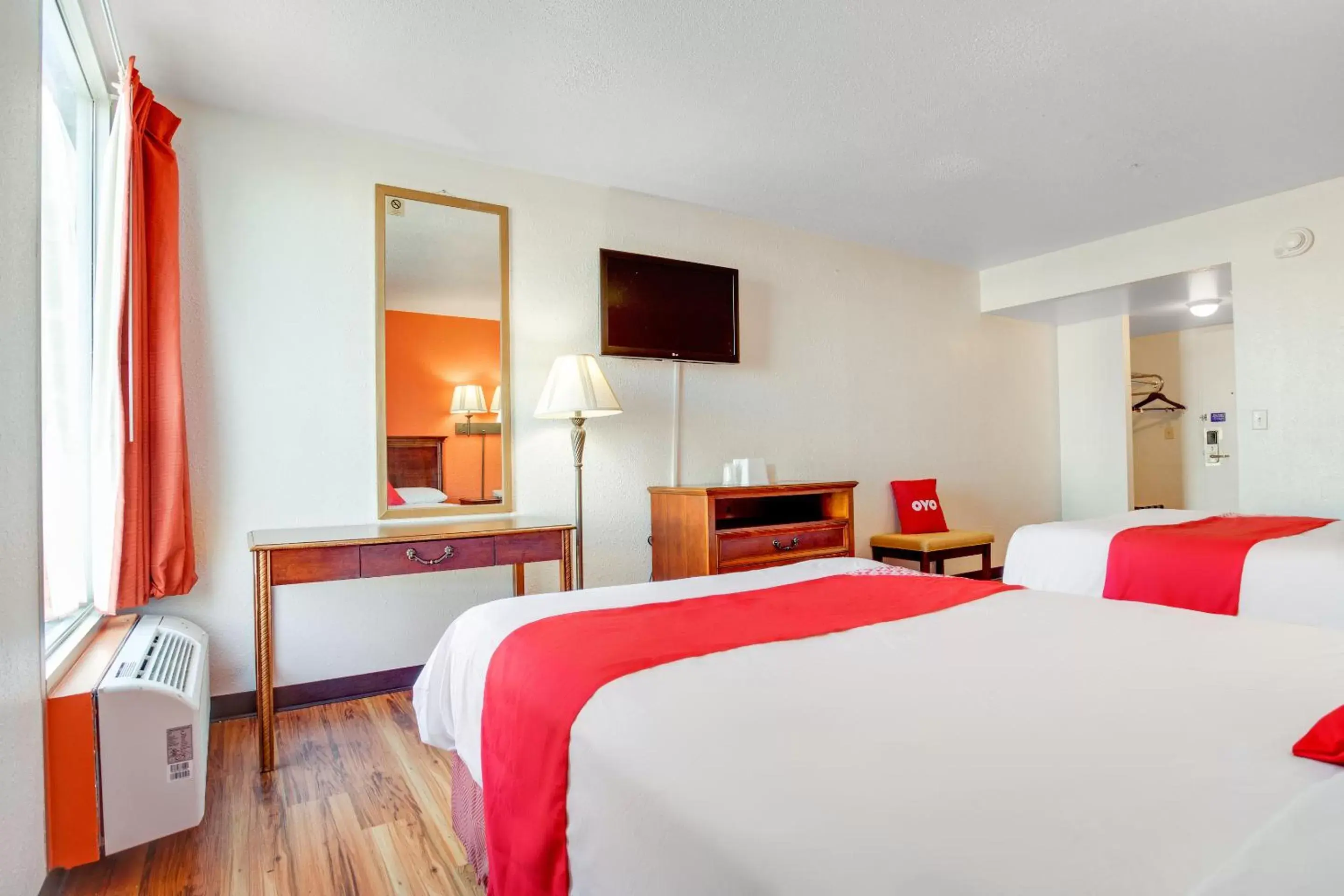 Bedroom, Bed in OYO Hotel Mona Lake Muskegon