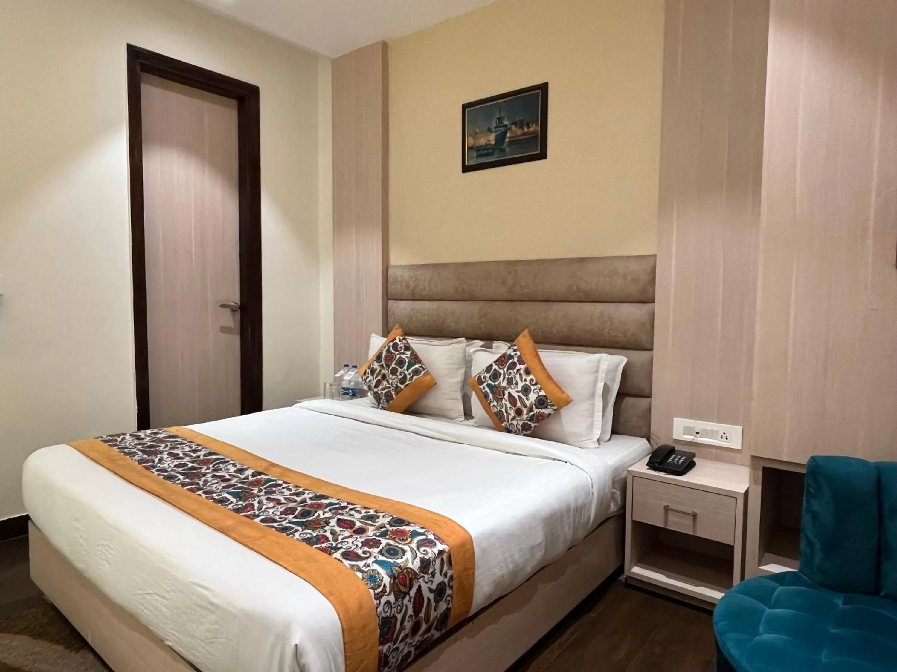 Photo of the whole room, Bed in RRV Hotel