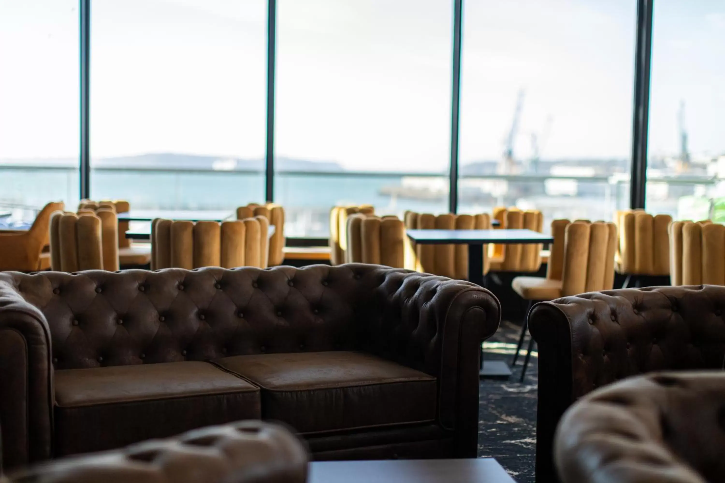 Lounge or bar in Le Barracuda & Spa, Centre Port, pieds dans l'eau, vue mer