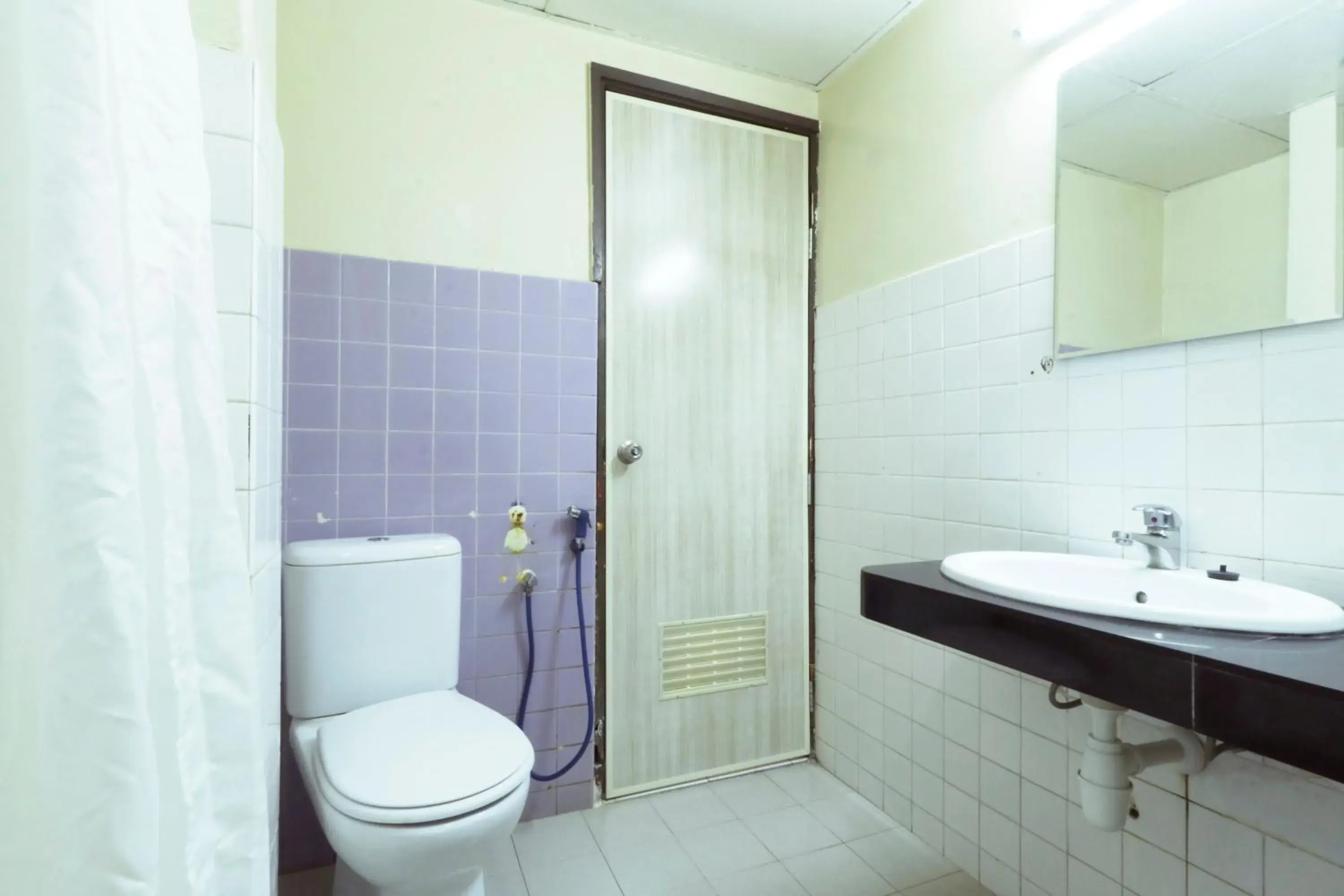 Bathroom in Nan Yeang Hotel