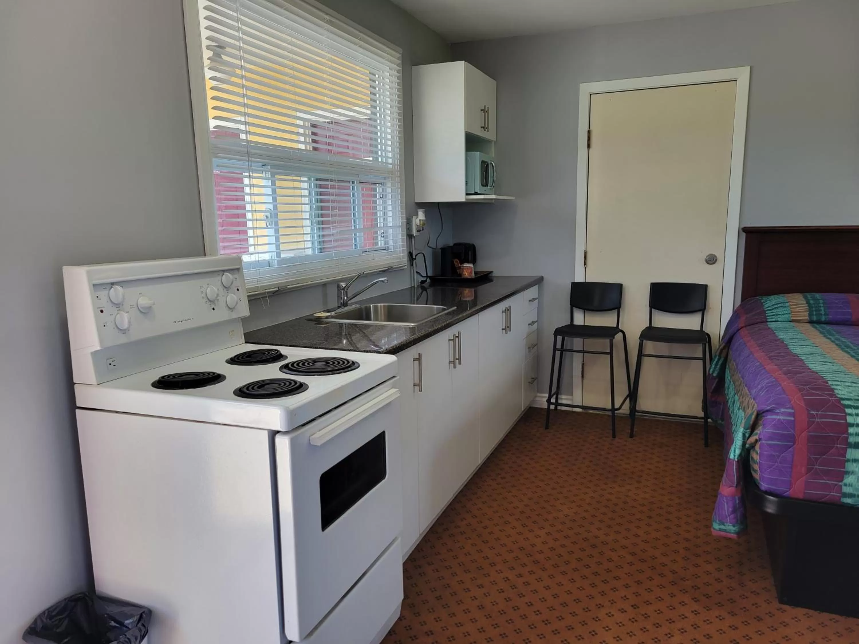 Kitchen or kitchenette in Knights Inn Cobourg