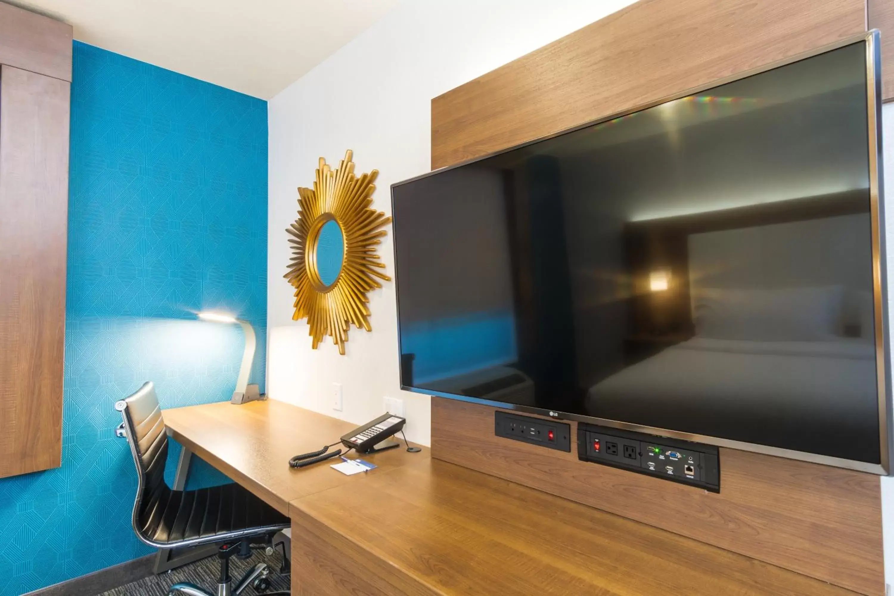 Bedroom, TV/Entertainment Center in Holiday Inn Express Hollywood Walk of Fame, an IHG Hotel
