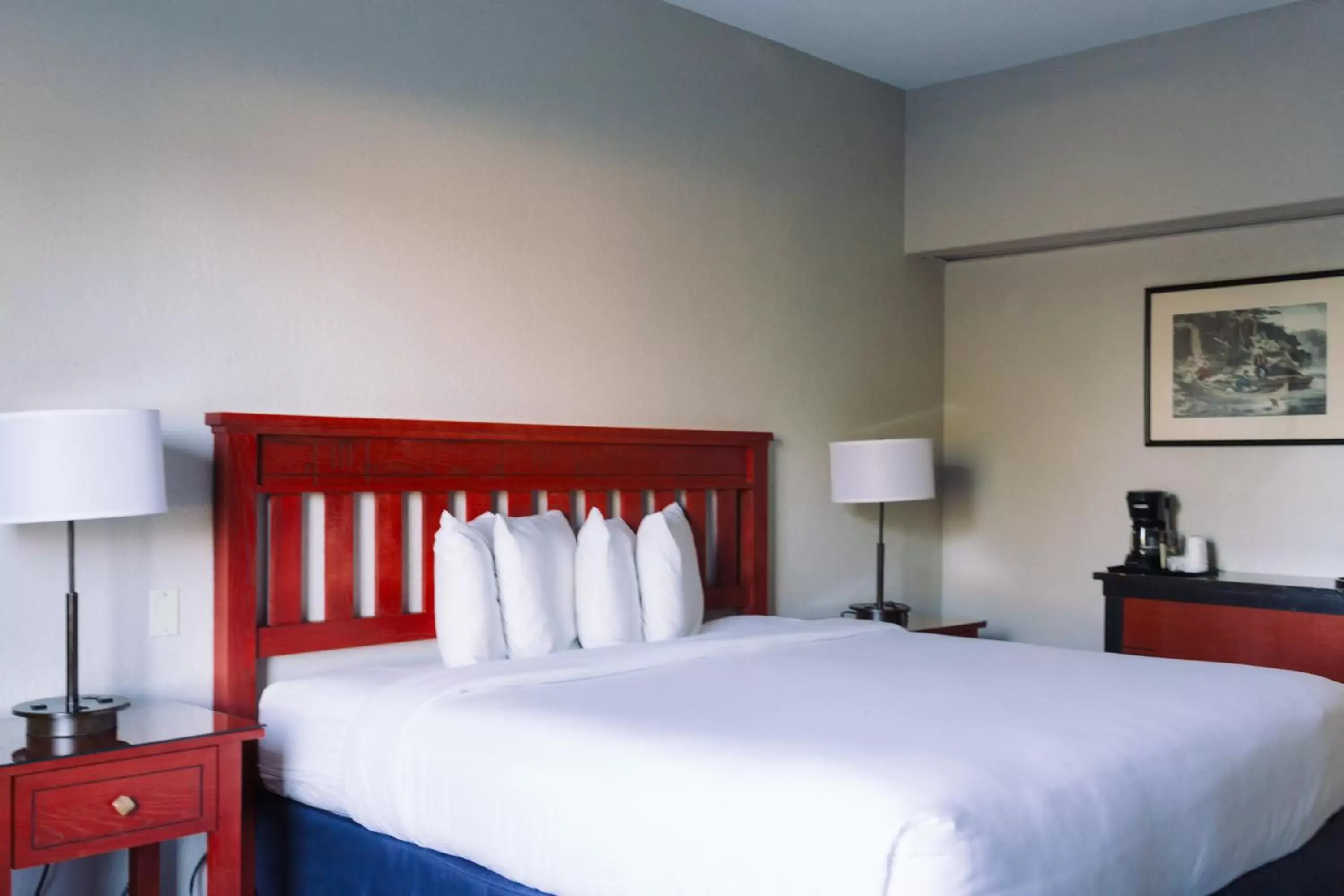 Bed in Wildwood Lodge & Suites