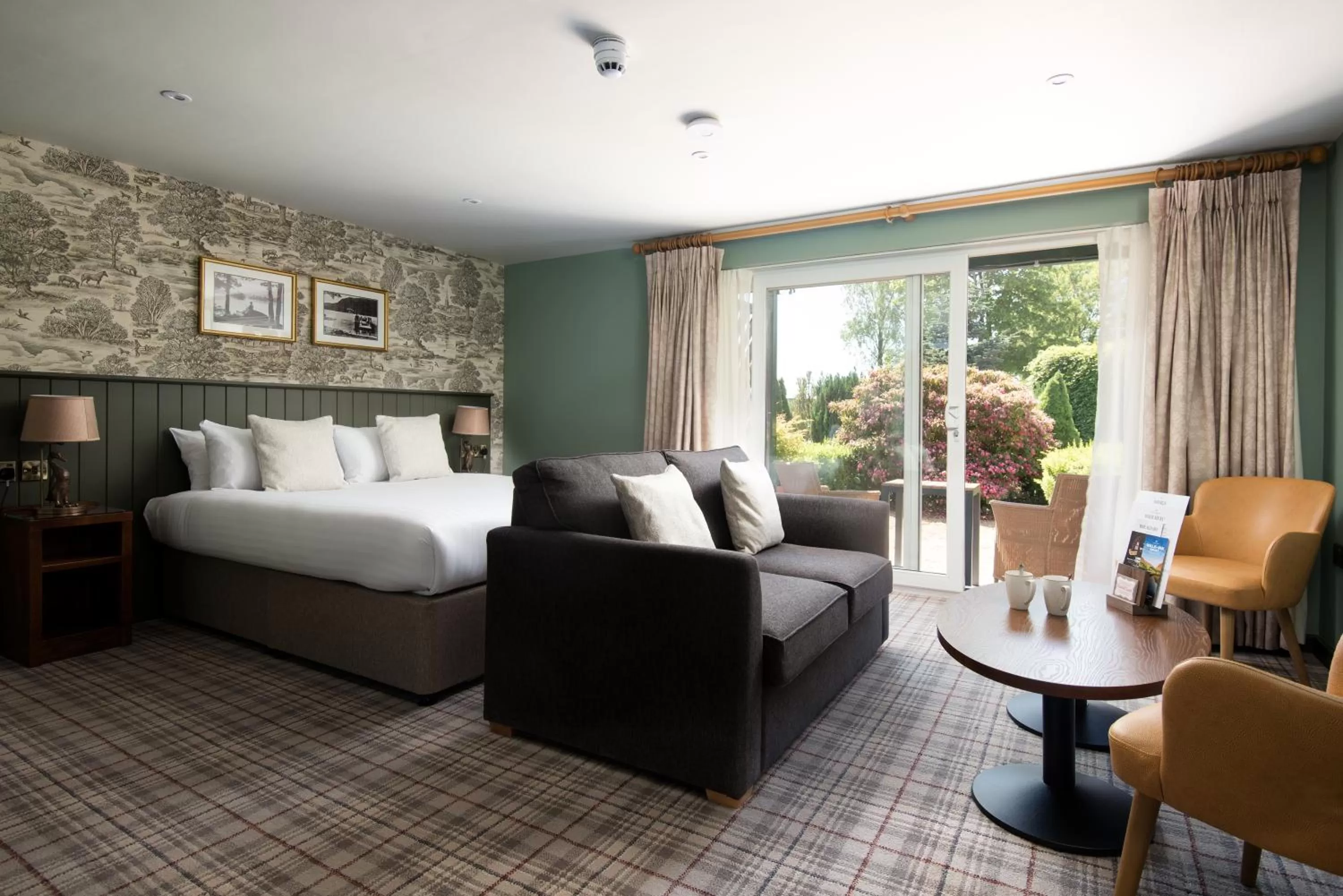 Seating area, Bed in Wateredge Inn- The Inn Collection Group