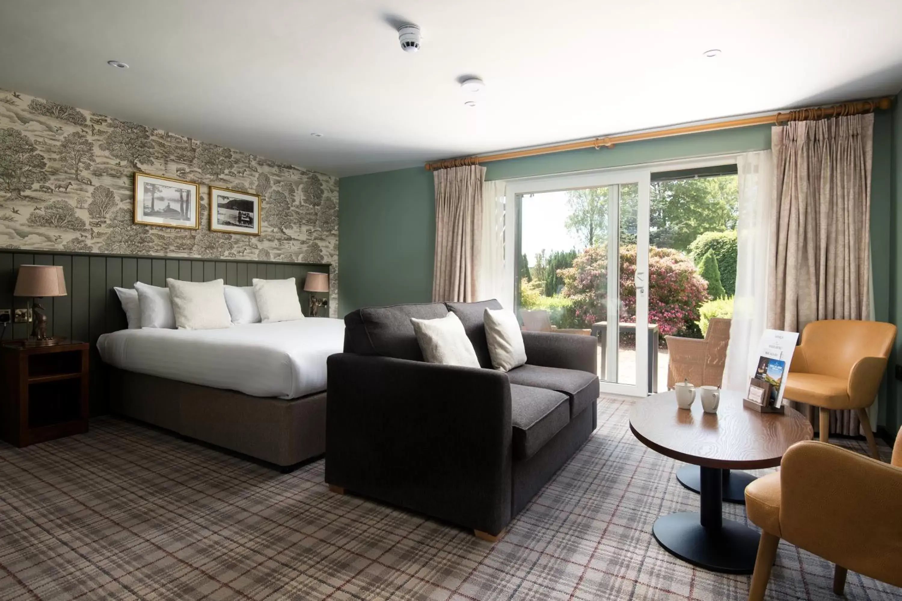 Bedroom, Seating Area in Wateredge Inn- The Inn Collection Group
