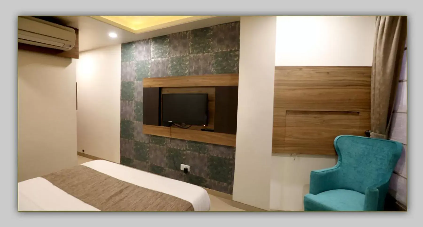 TV and multimedia, TV/Entertainment Center in Hotel Adarsh Palace