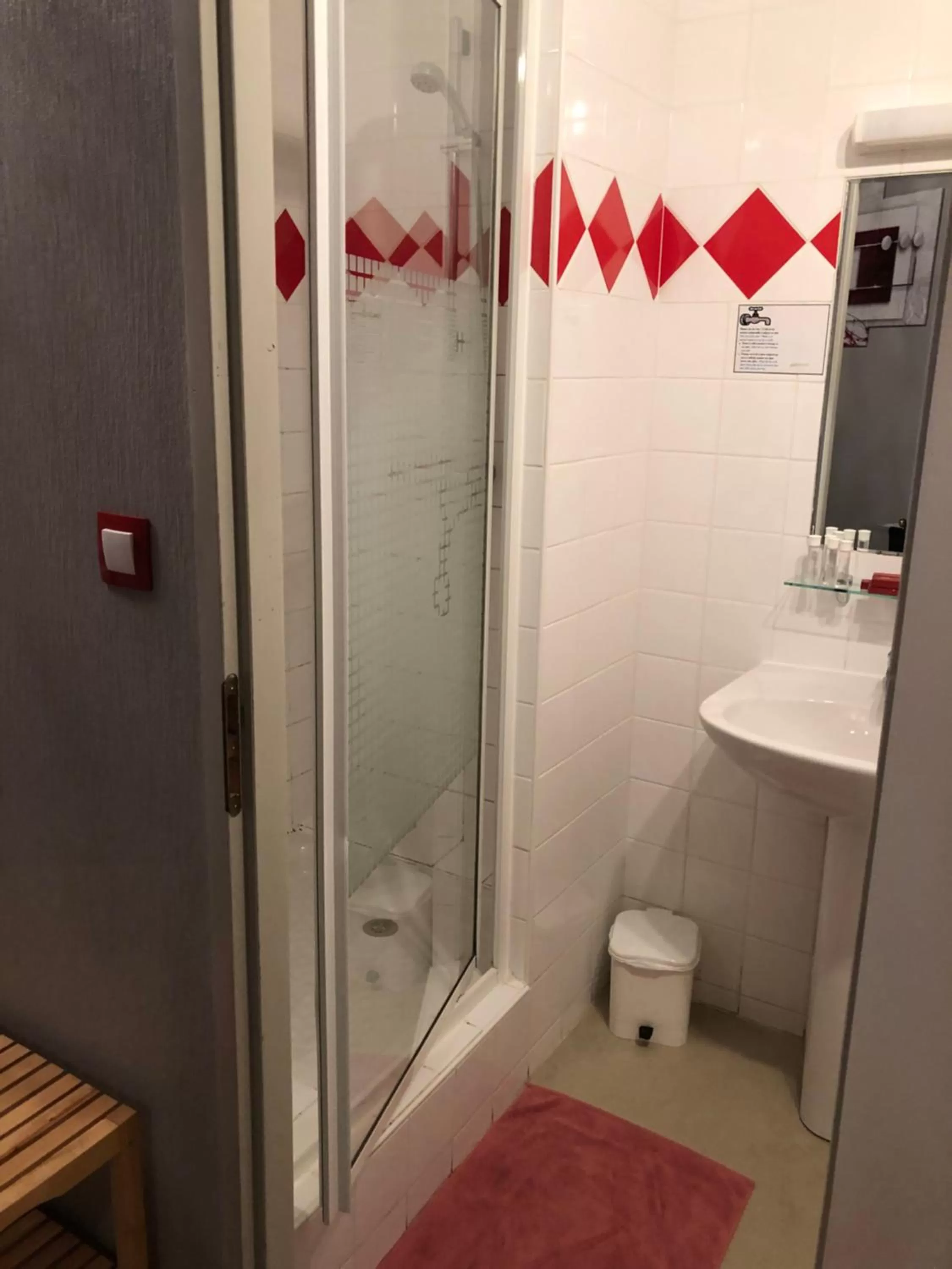 Shower in Hotel des Remparts