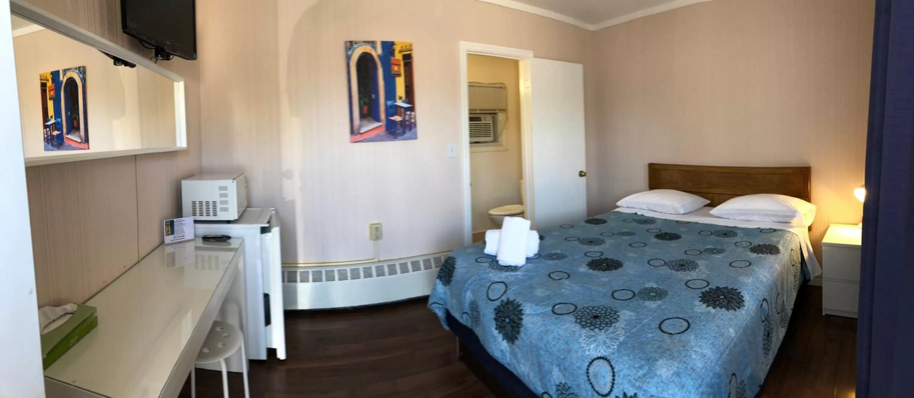 Queen Room in Wasaga Motel Inn