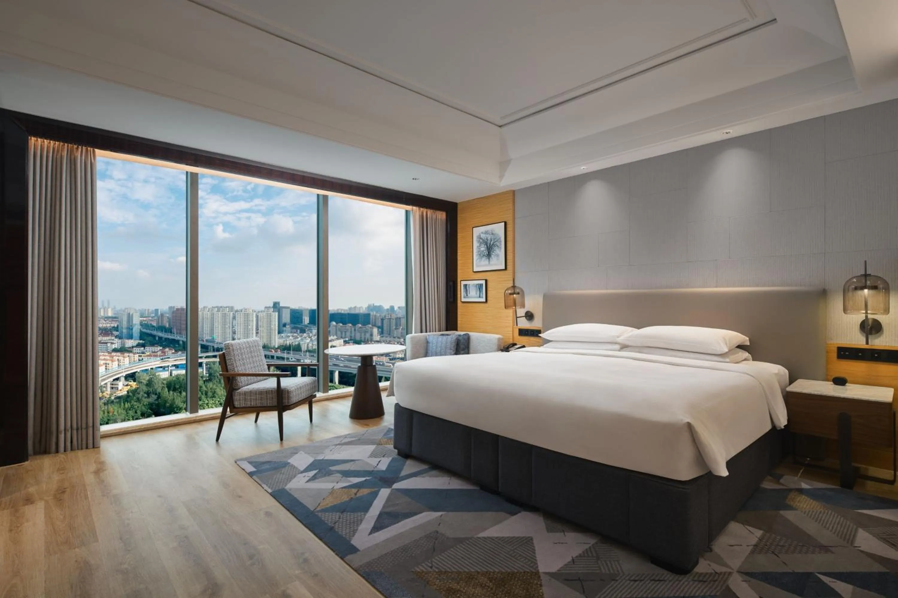 Photo of the whole room, Bed in Sheraton Shanghai Pudong Riverside