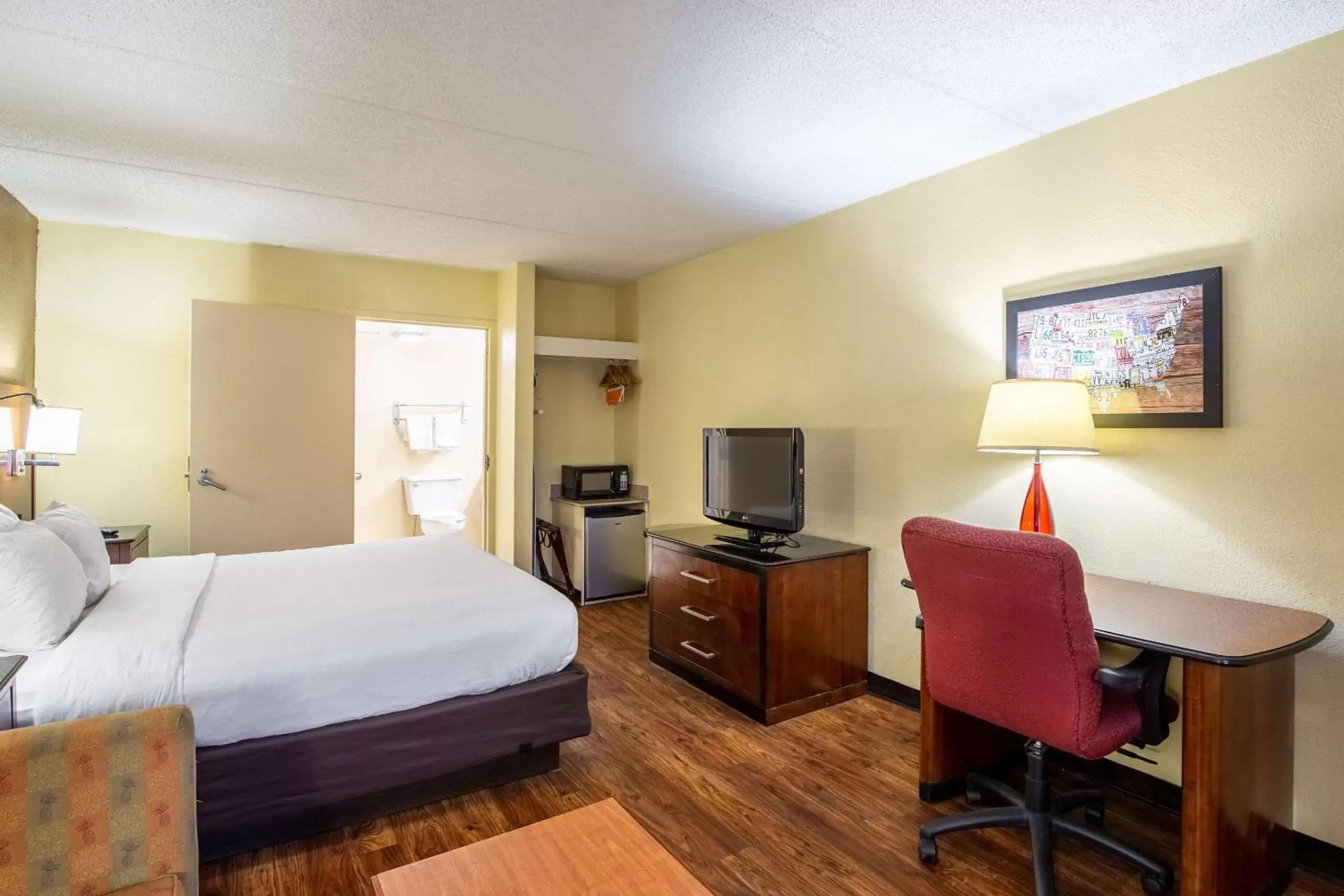 Photo of the whole room, TV/Entertainment Center in Econo Lodge Naval Station Norfolk