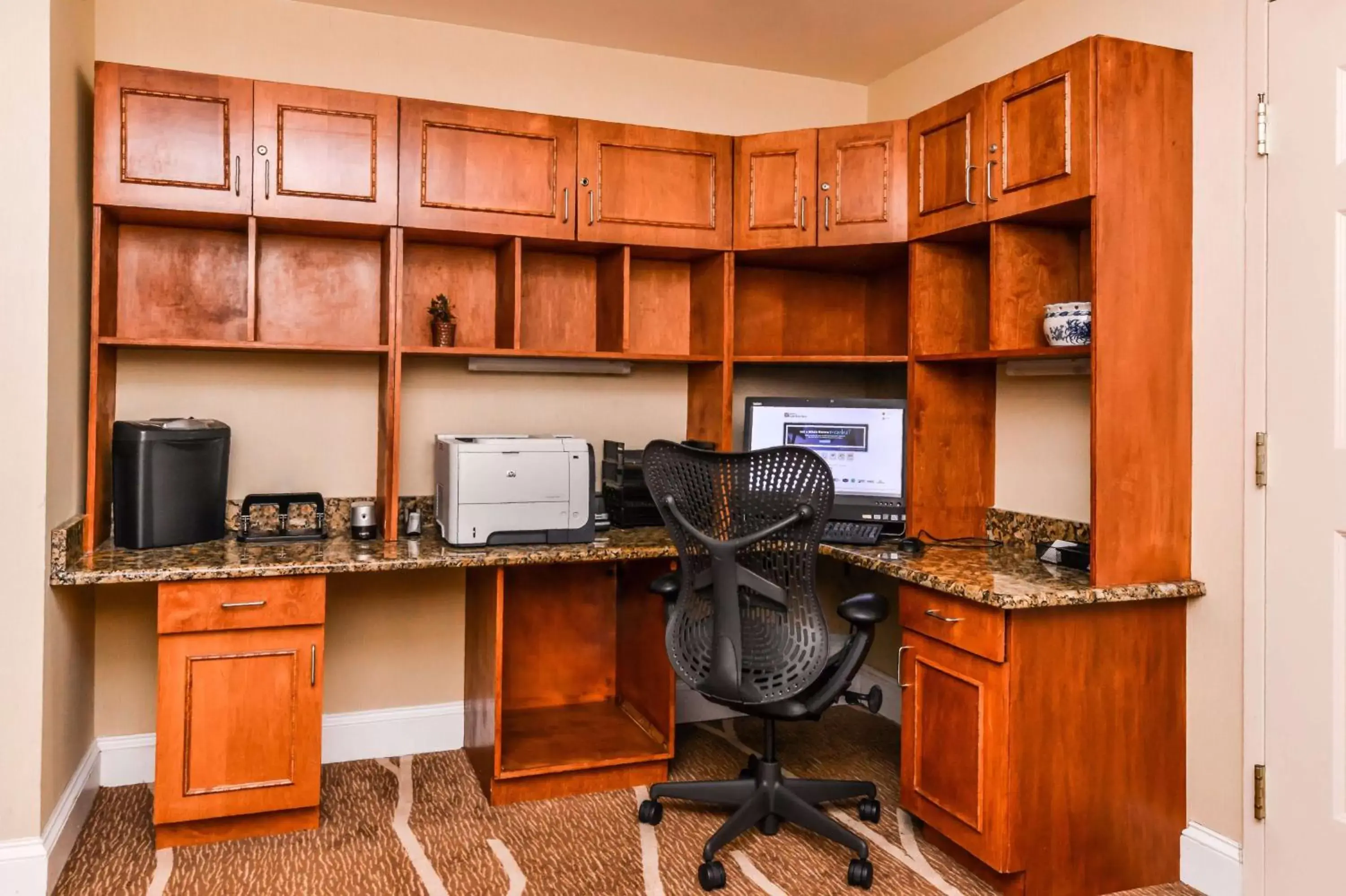 Business facilities, Business Area/Conference Room in Hilton Garden Inn Detroit Southfield