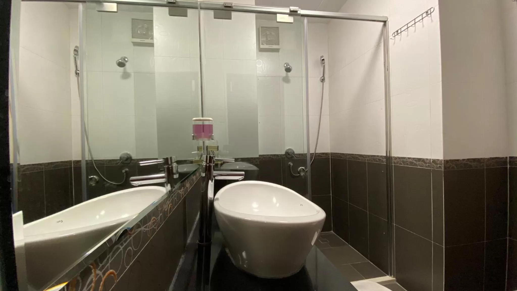 Bathroom in Duc Vuong Saigon Hotel - Cao Thang