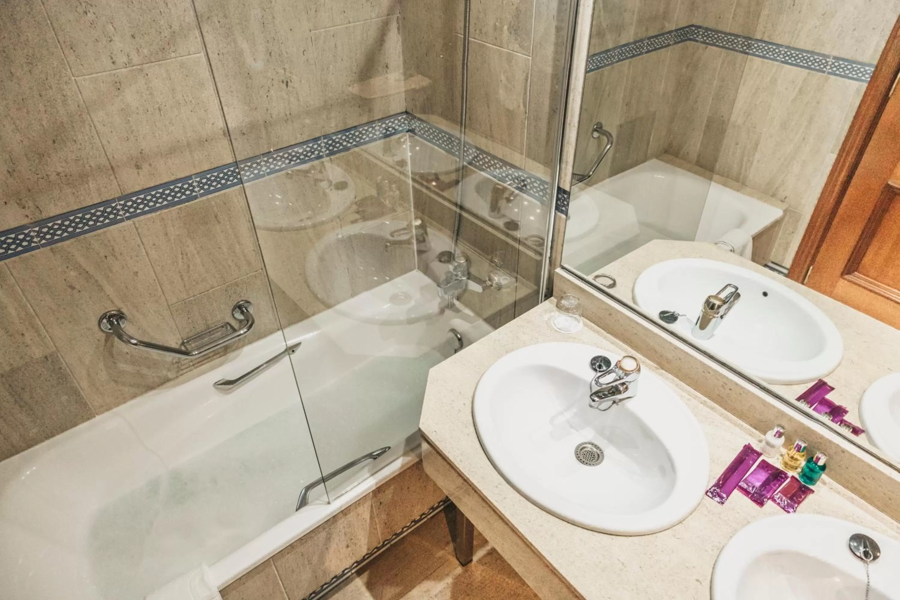 Bathroom in Crisol Jardines de Córdoba