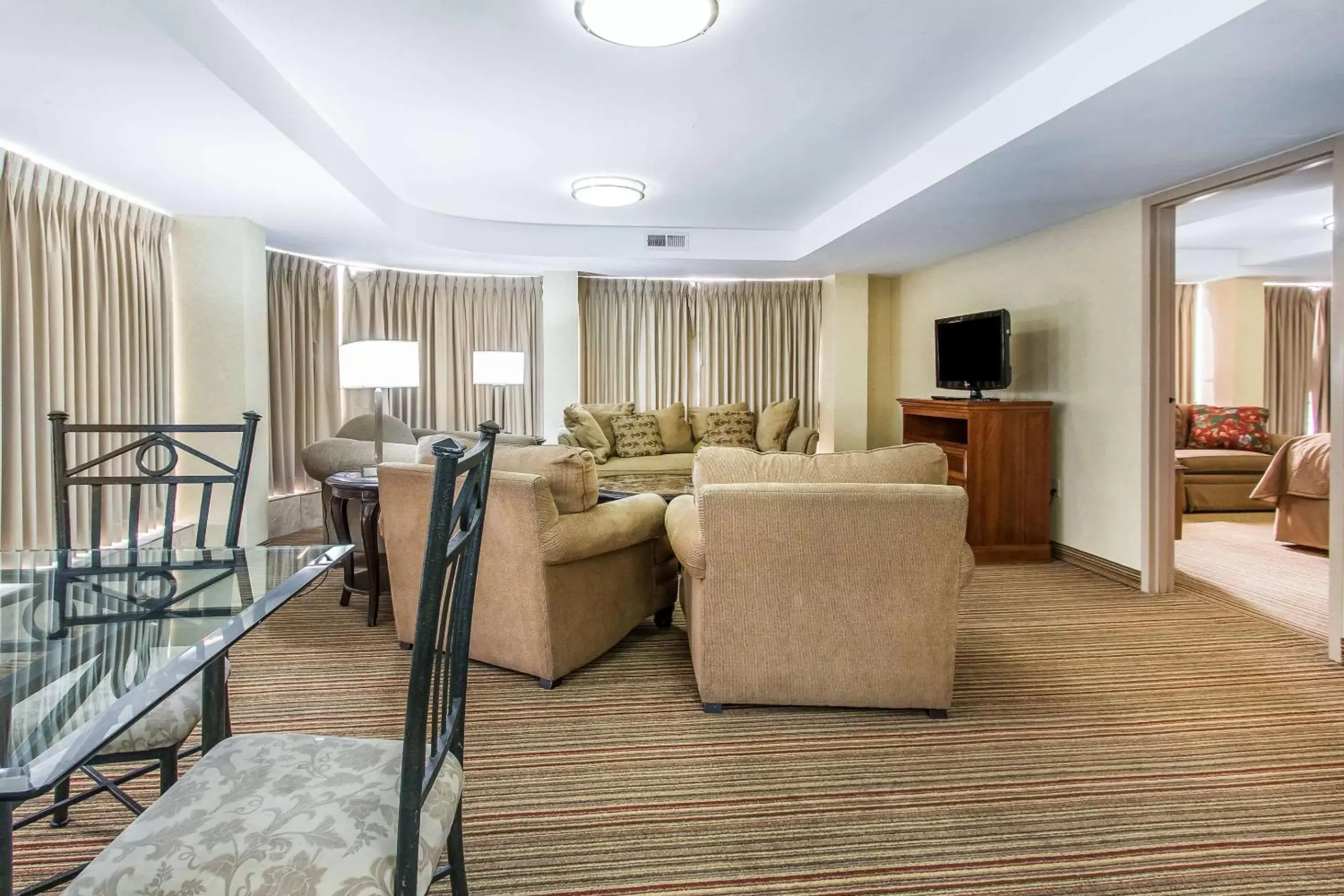 Photo of the whole room, Seating Area in Clarion Hotel Broken Arrow - Tulsa