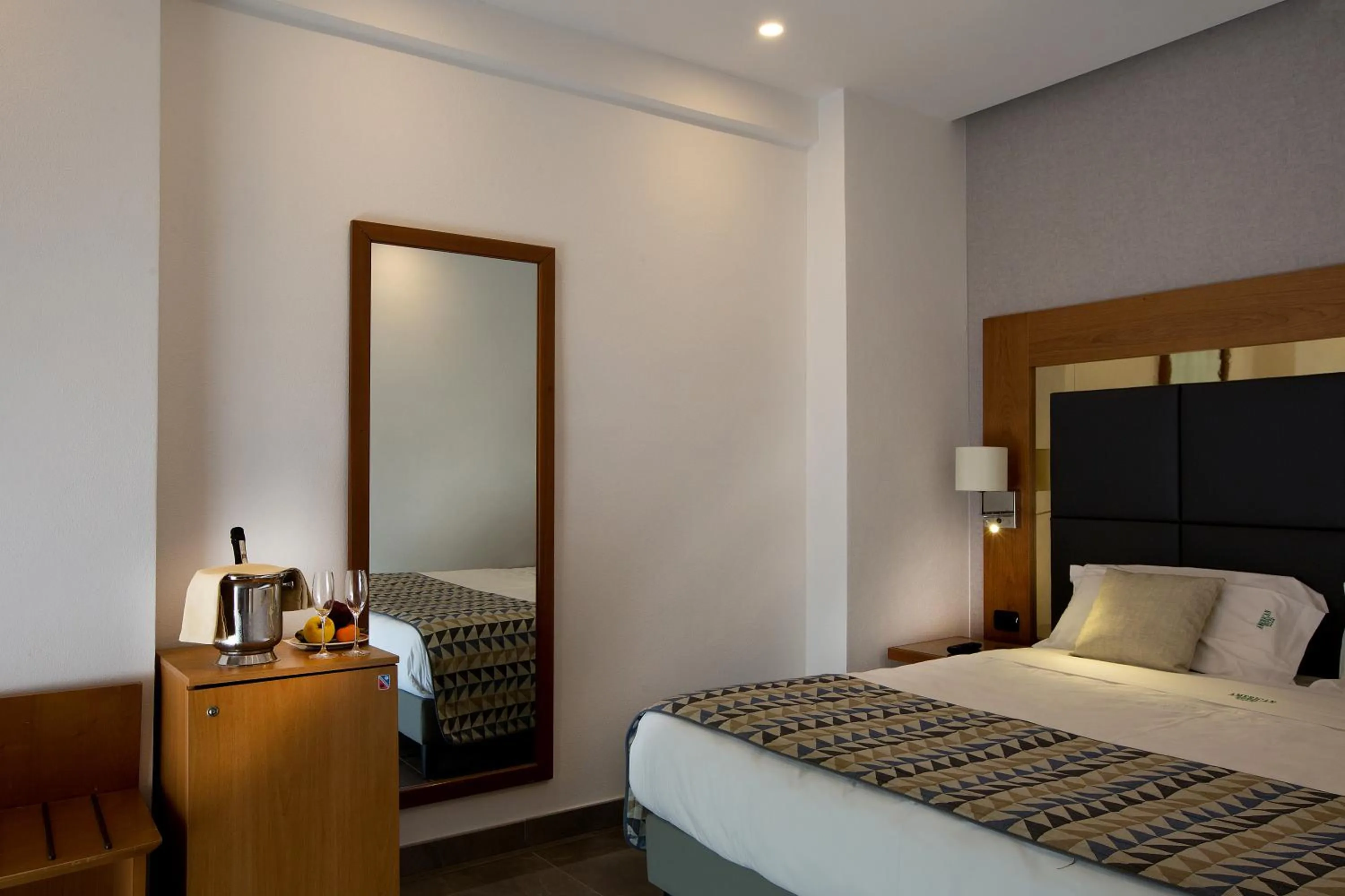 Bedroom, Bed in American Hotel