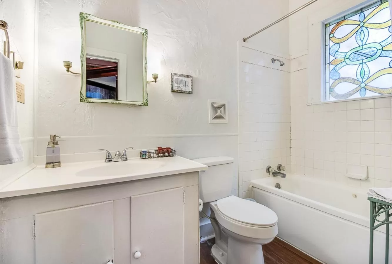 Bathroom in T'Frere's Bed & Breakfast