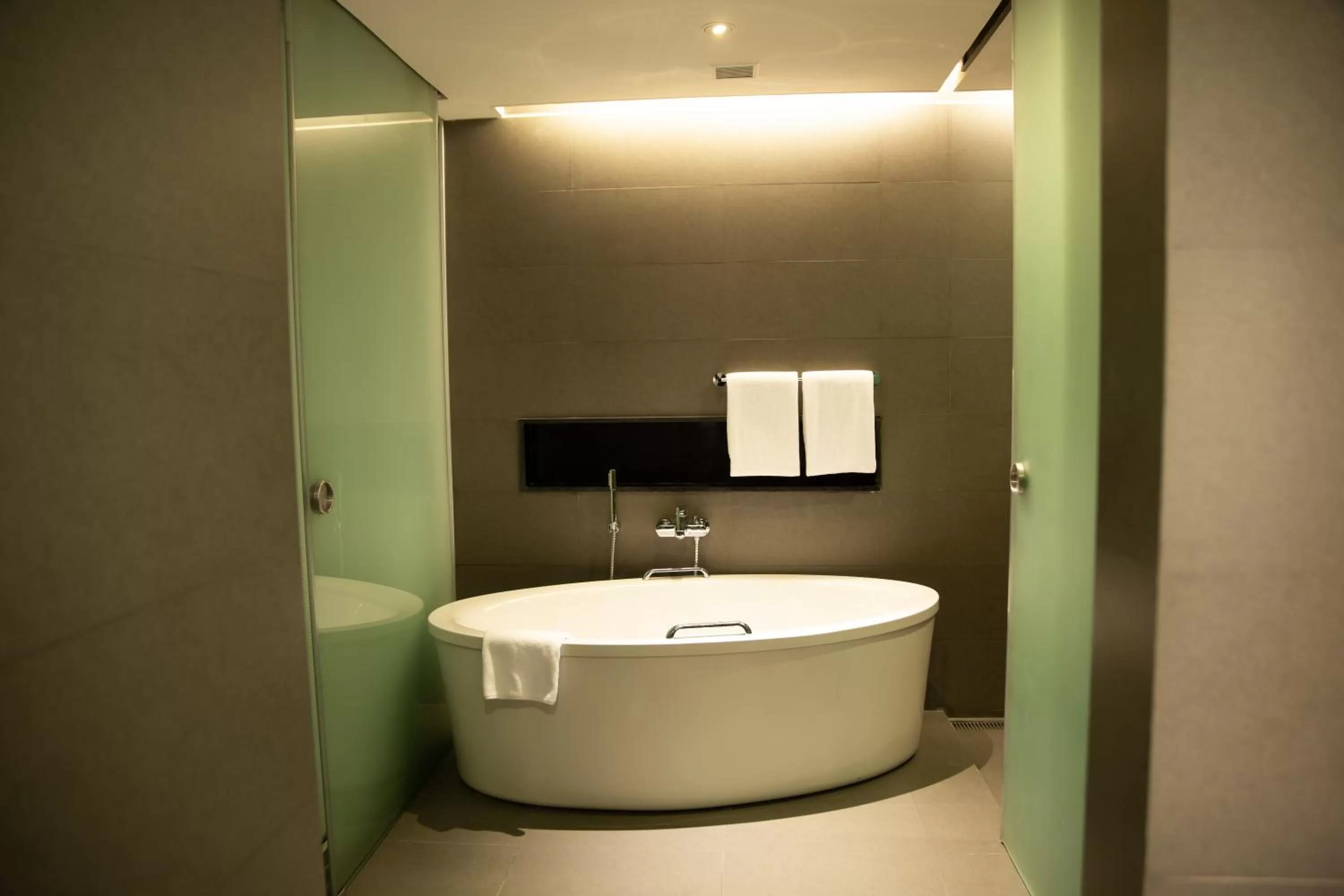 Toilet in Novotel Kolkata Hotel and Residences