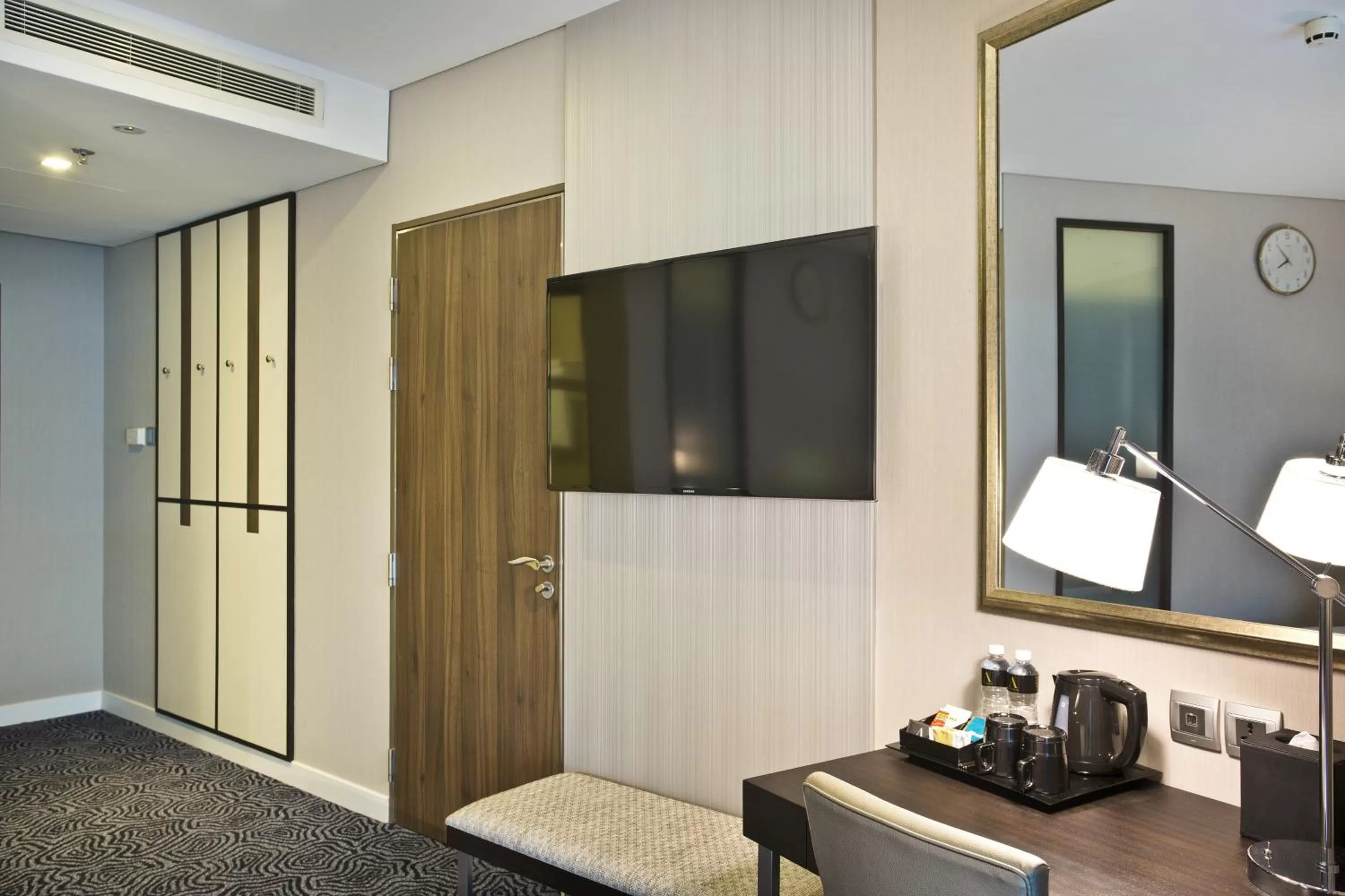 Coffee/tea facilities, TV/Entertainment Center in Ambassador Transit Hotel - Terminal 3