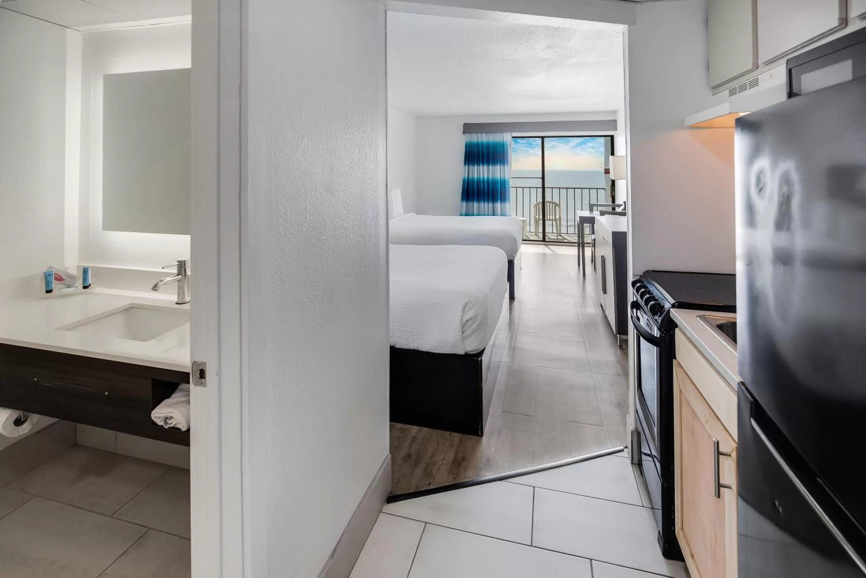 Photo of the whole room, Bed in Tropical Seas Hotel