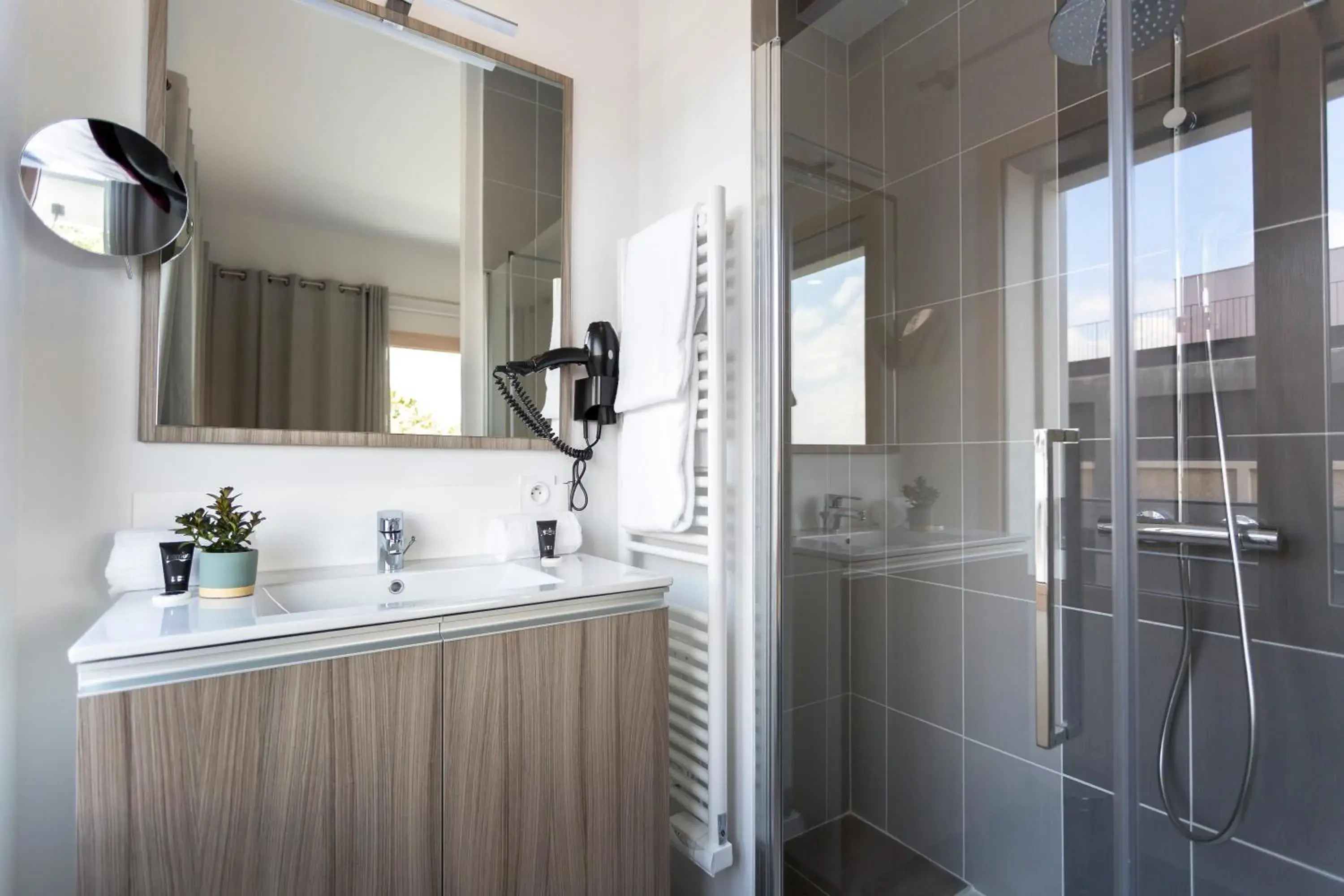 Shower, Bathroom in Néméa Appart Hotel Résidence So Cloud