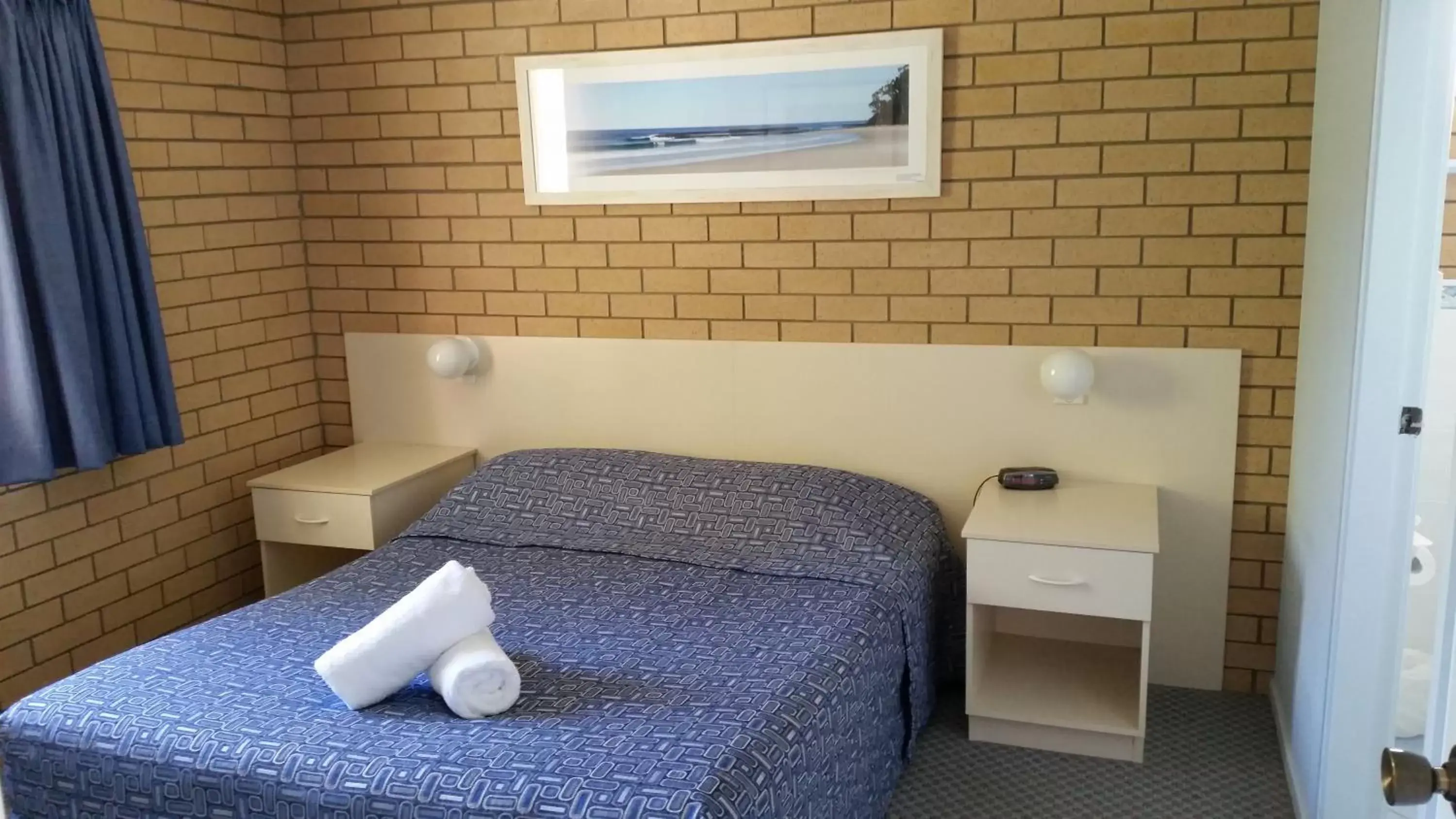 Bedroom, Bed in Dolphins of Mollymook Motel and Fifth Green Apartments