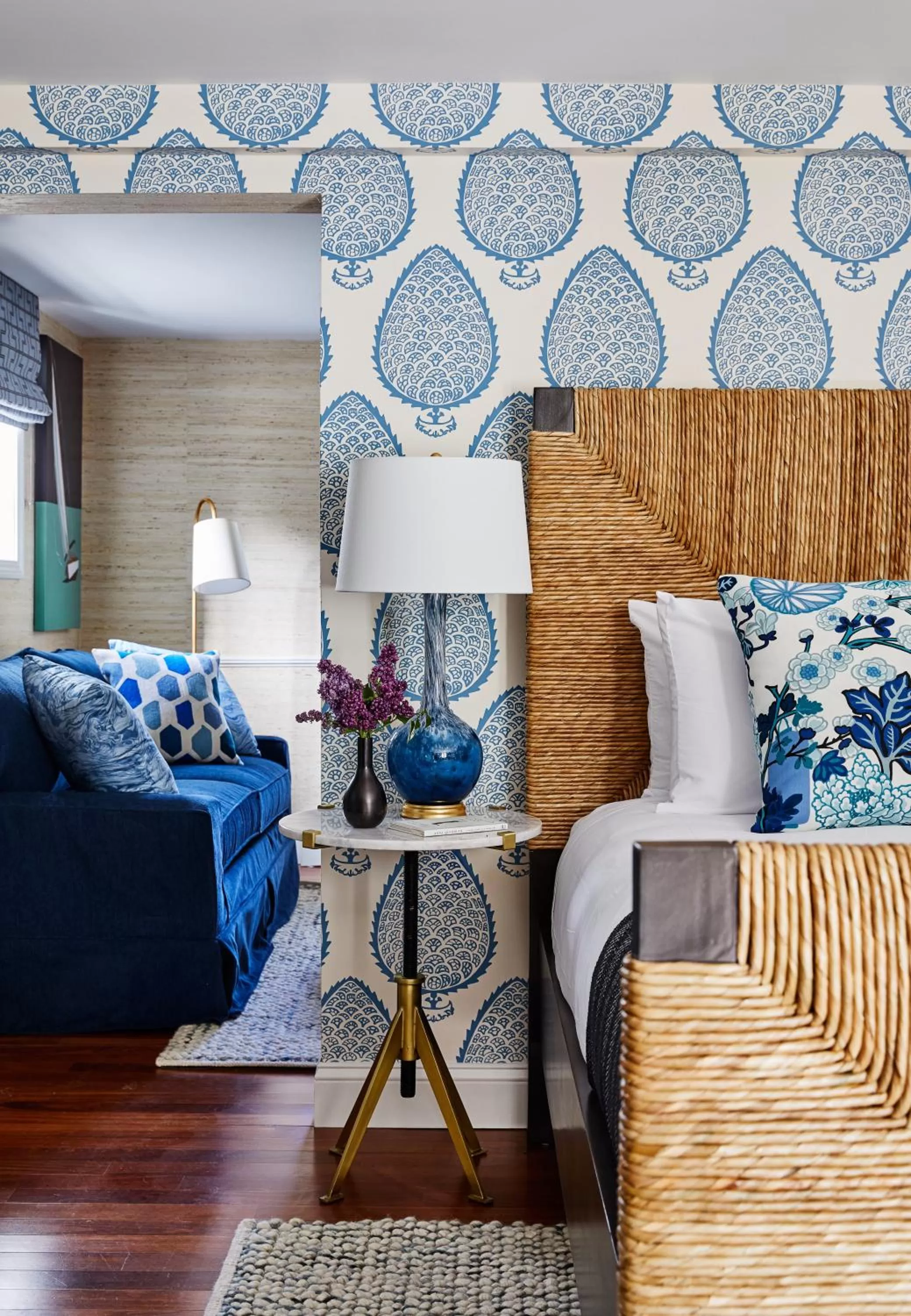 Seating area, Bed in The Cliffside Inn