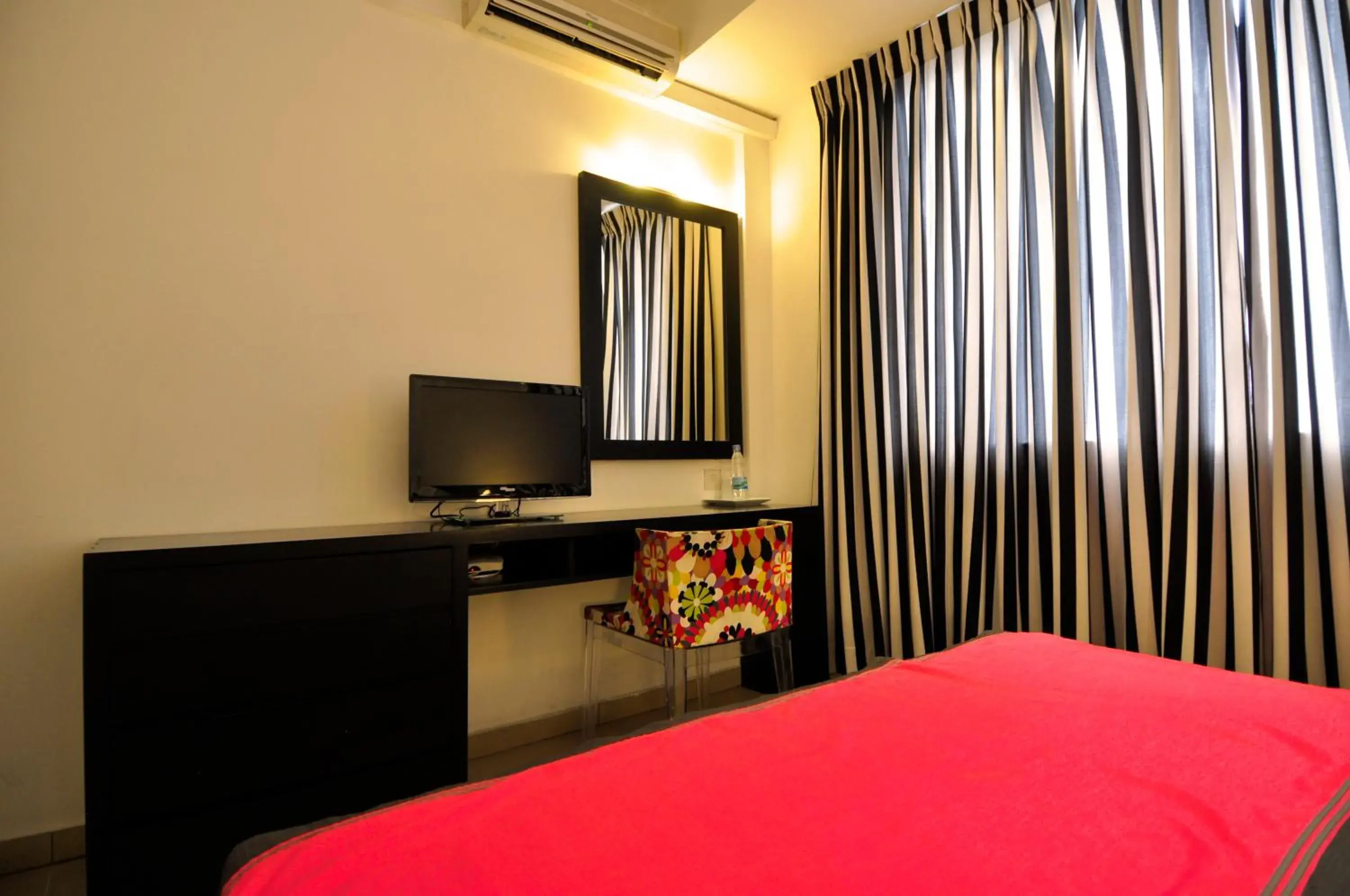 Bedroom, TV/Entertainment Center in Clock Inn Colombo