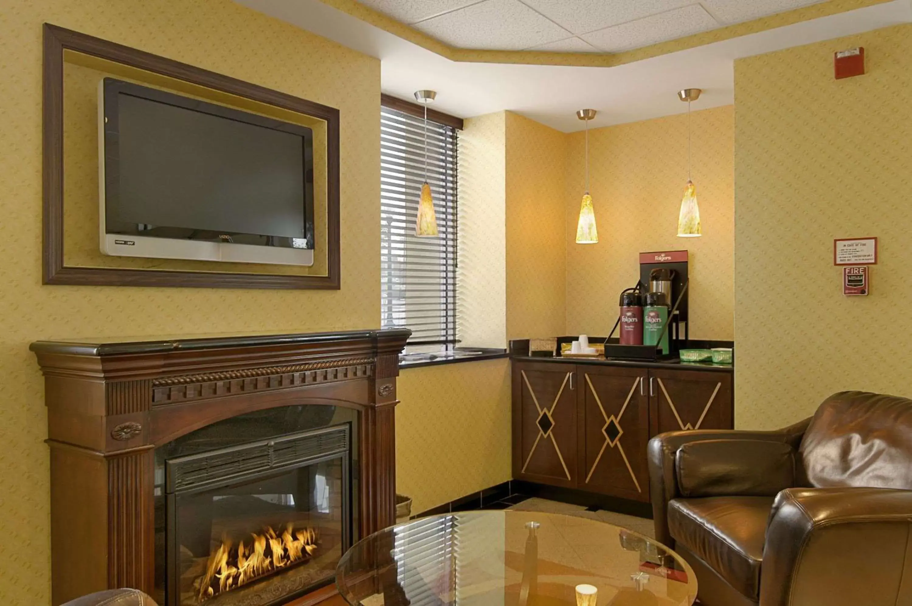 Restaurant/places to eat, TV/Entertainment Center in Days Inn by Wyndham Silver Spring