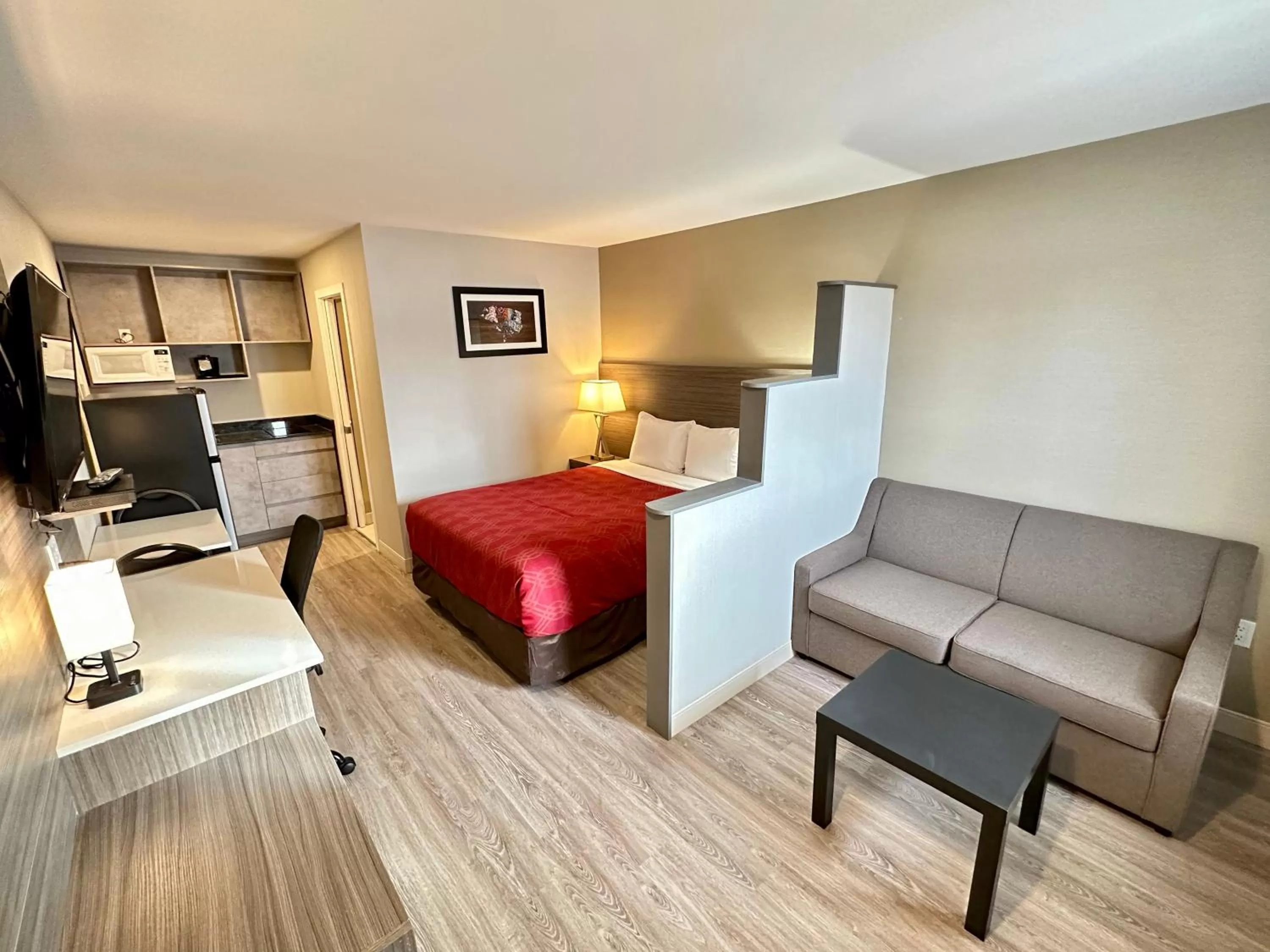 Bed in Econo Lodge Inn & Suites