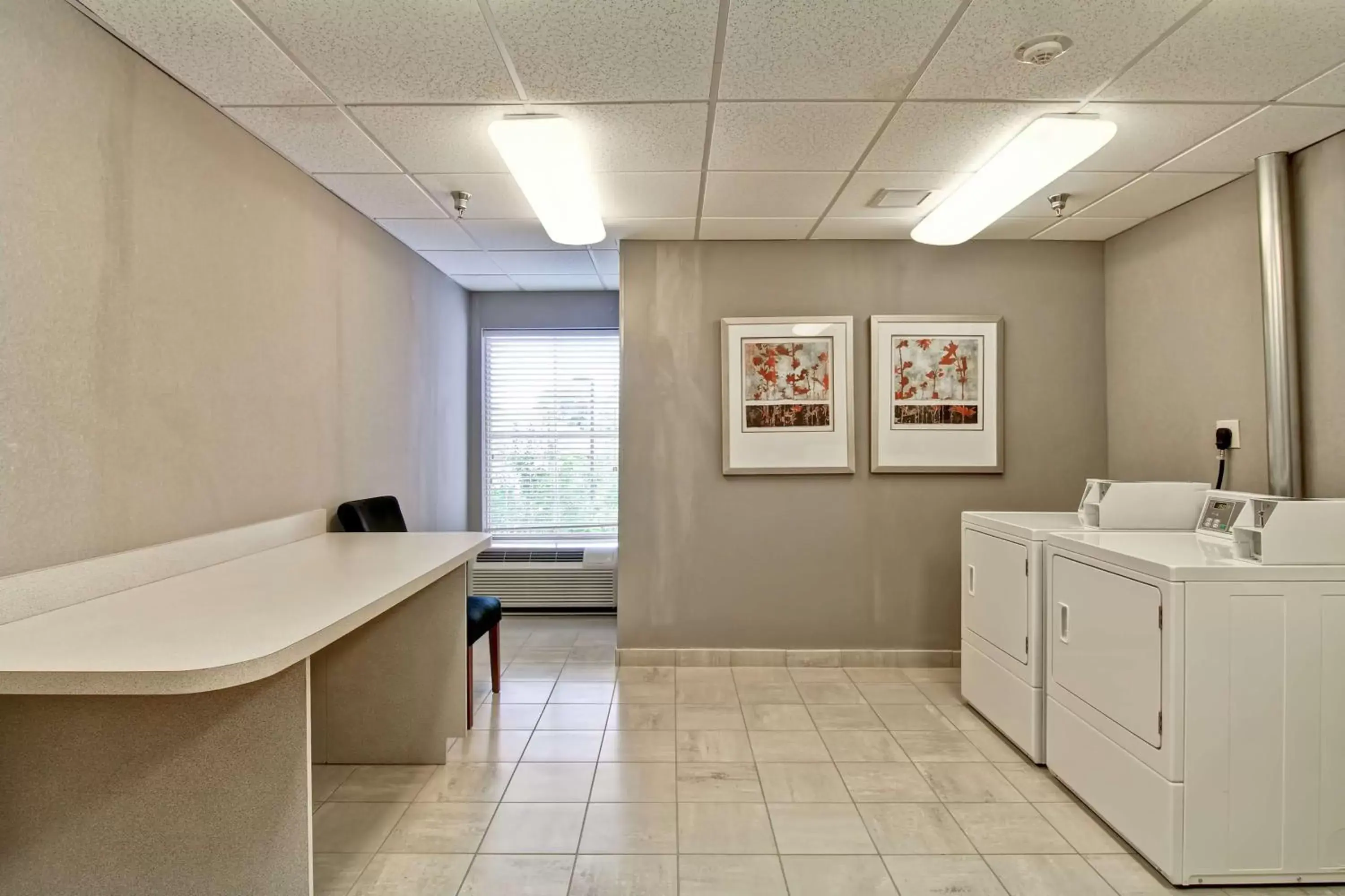 Property building, Bathroom in Homewood Suites by Hilton Leesburg