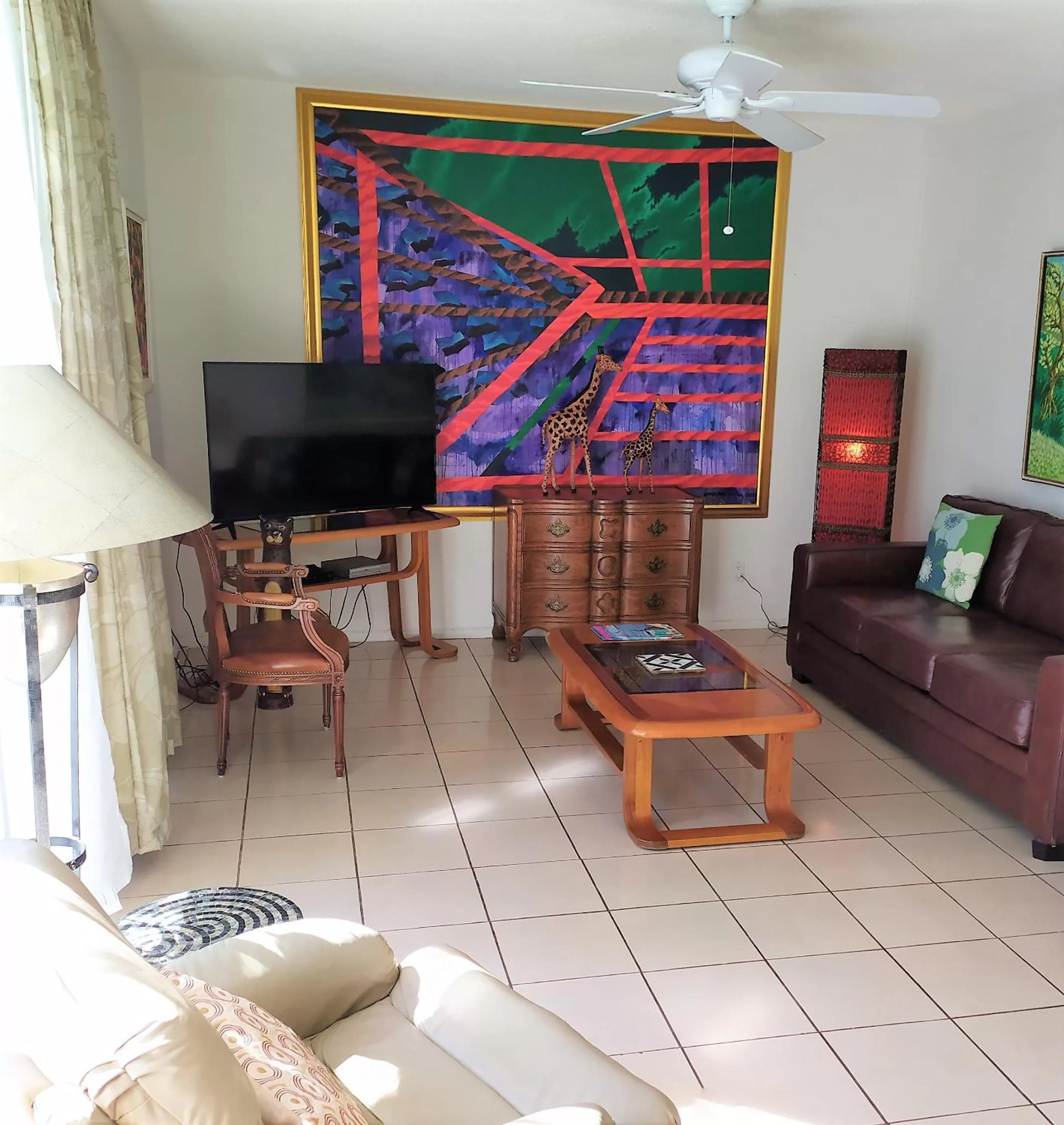 Communal lounge/ TV room in Manhattan Tower Apartment Hotel