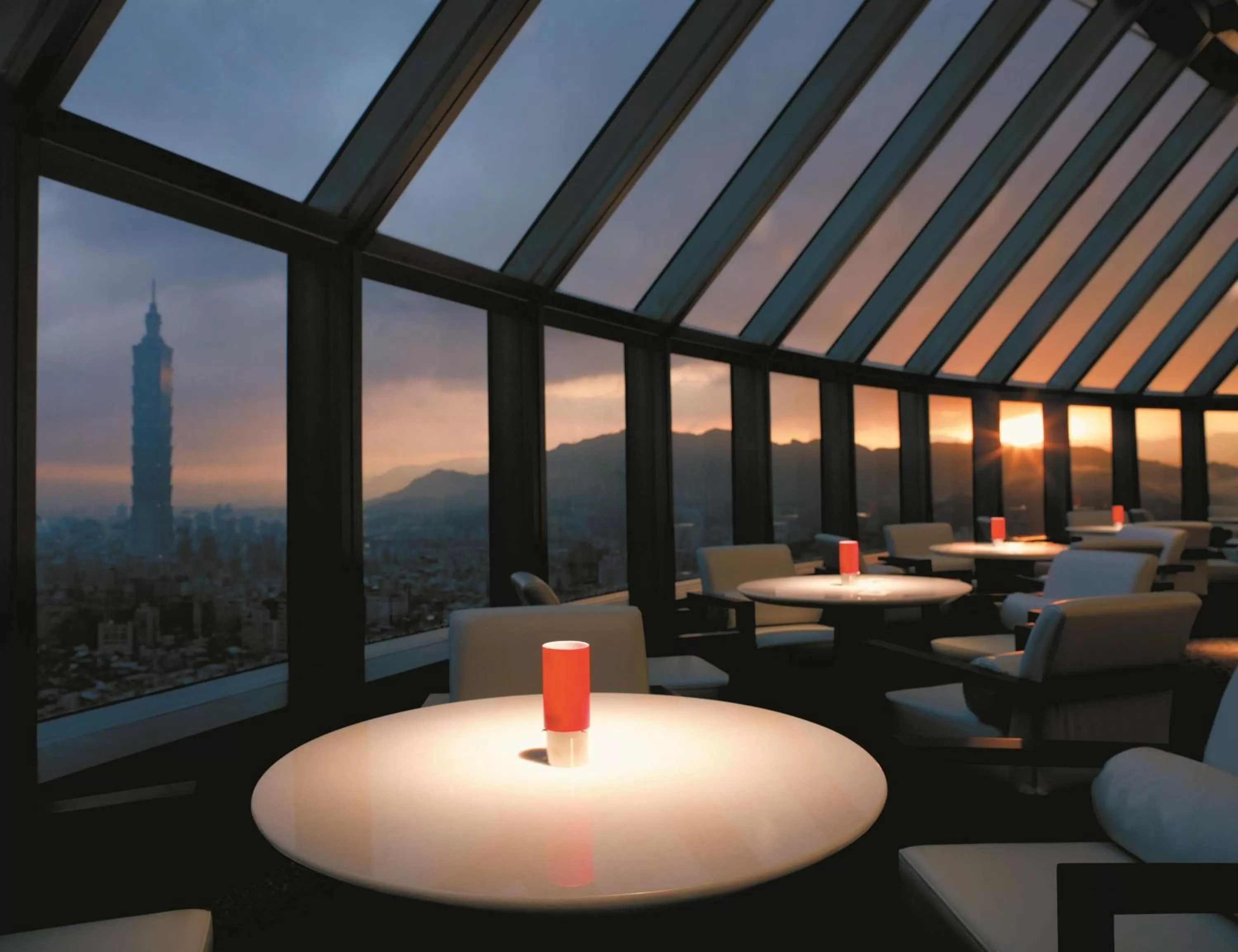 Lounge or bar in Shangri-La Far Eastern, Taipei