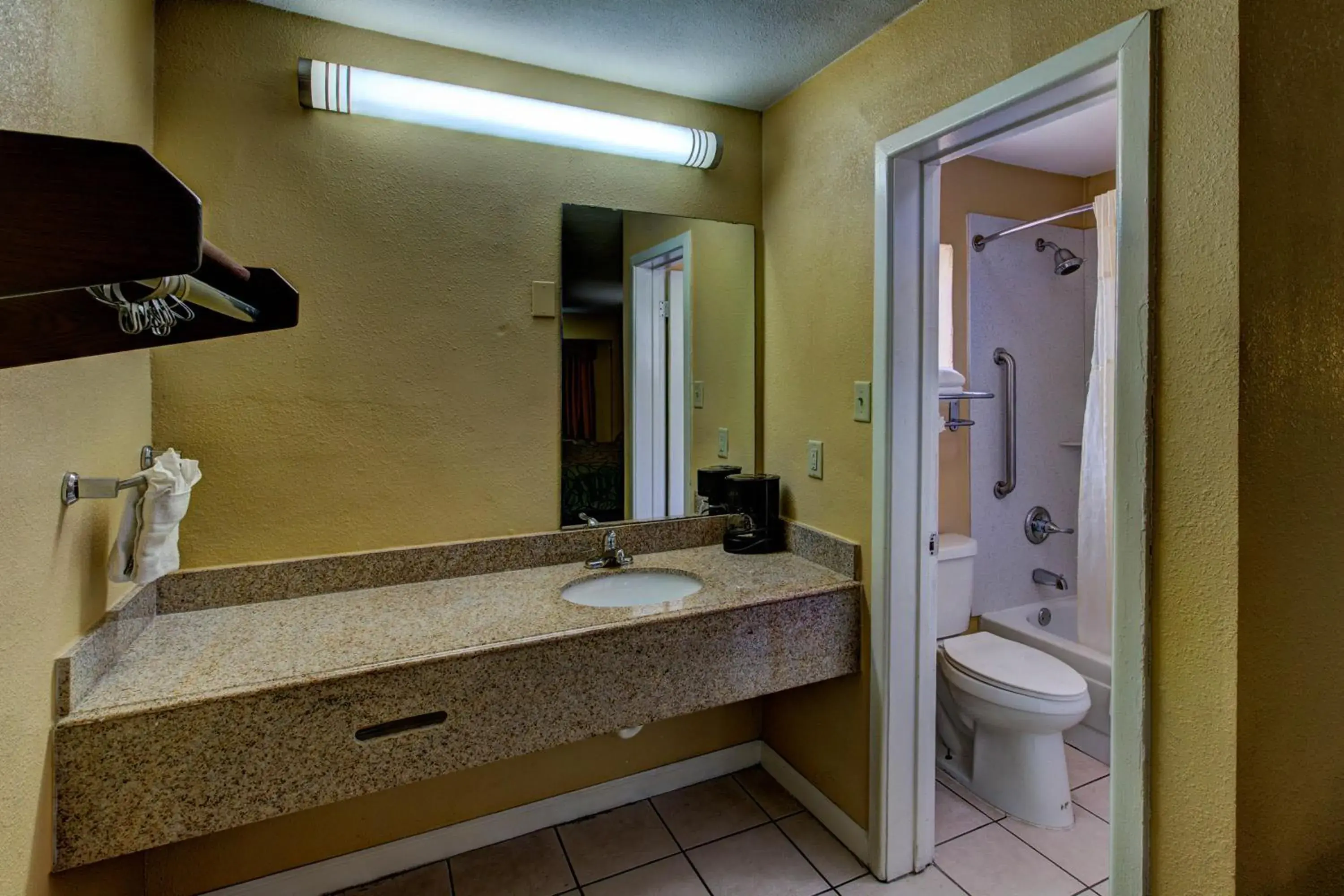 Bathroom in Kingsway Inn Corsicana