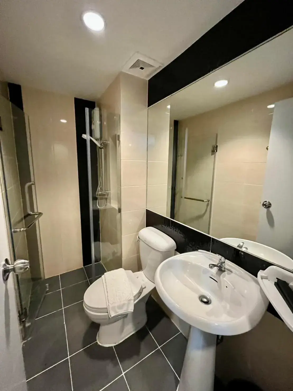 Bathroom in Top High Airport Link Hotel, Bangkok