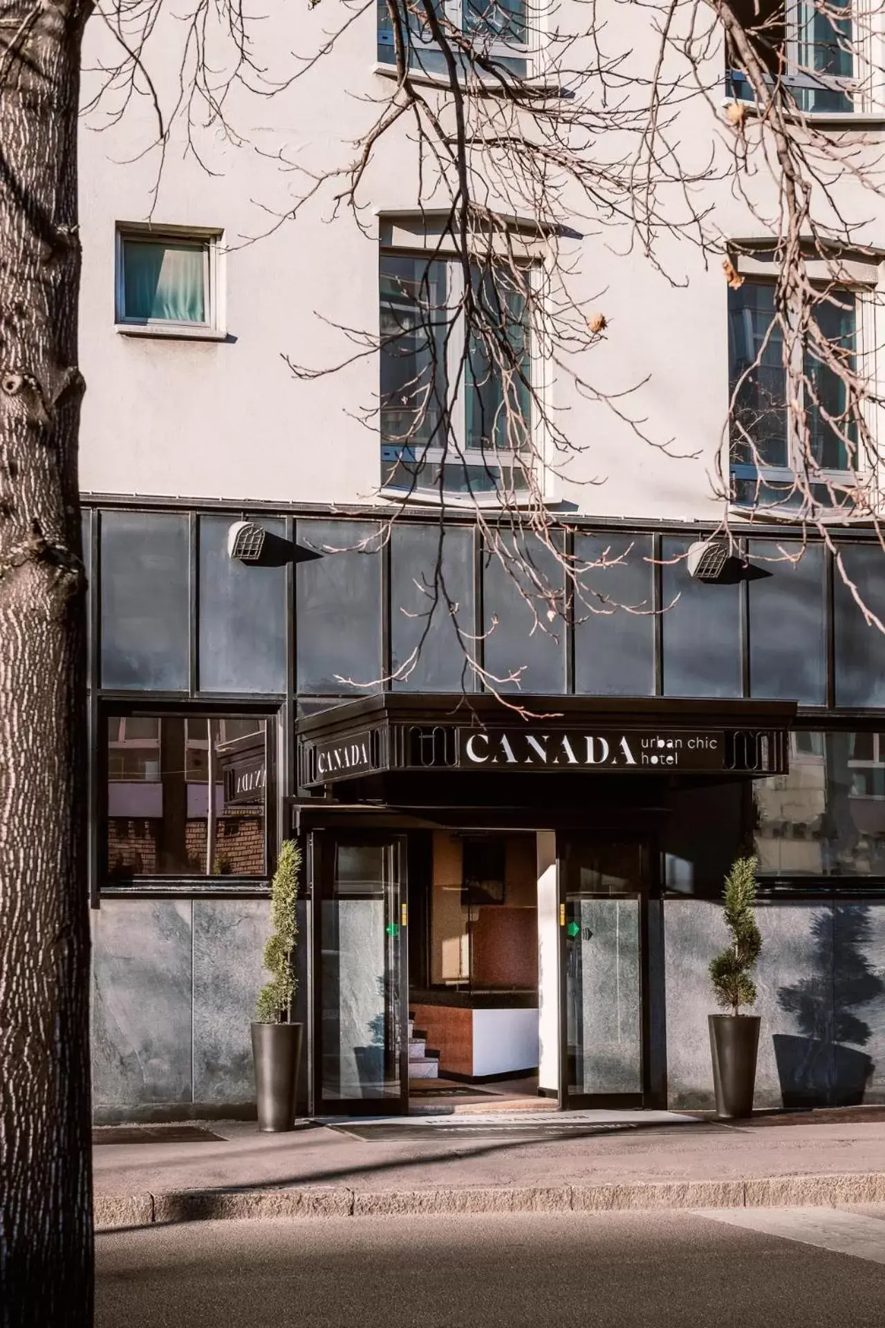 Facade/entrance in Hotel Canada