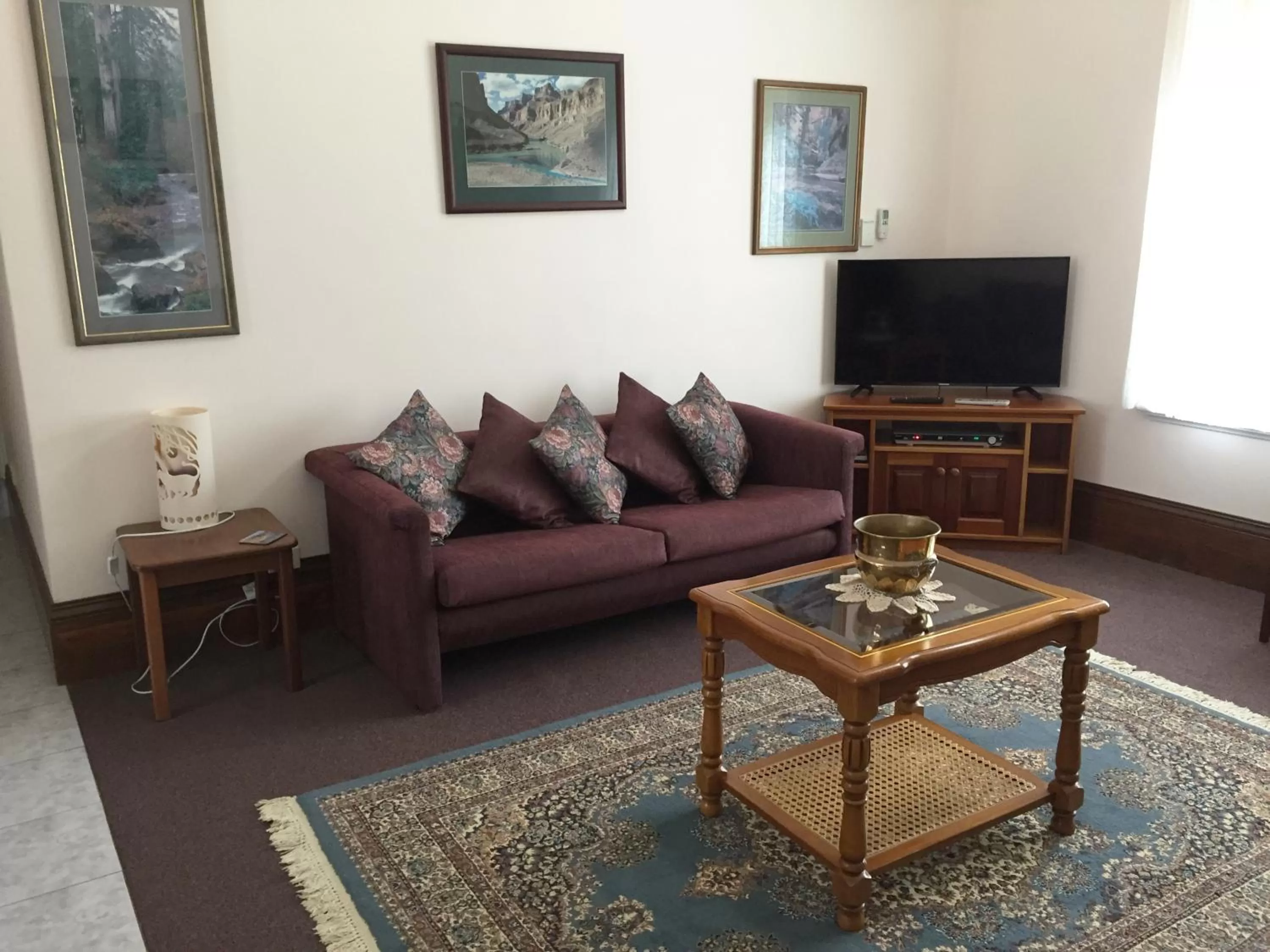 Communal lounge/ TV room in Aarn House B&B Airport Accommodation