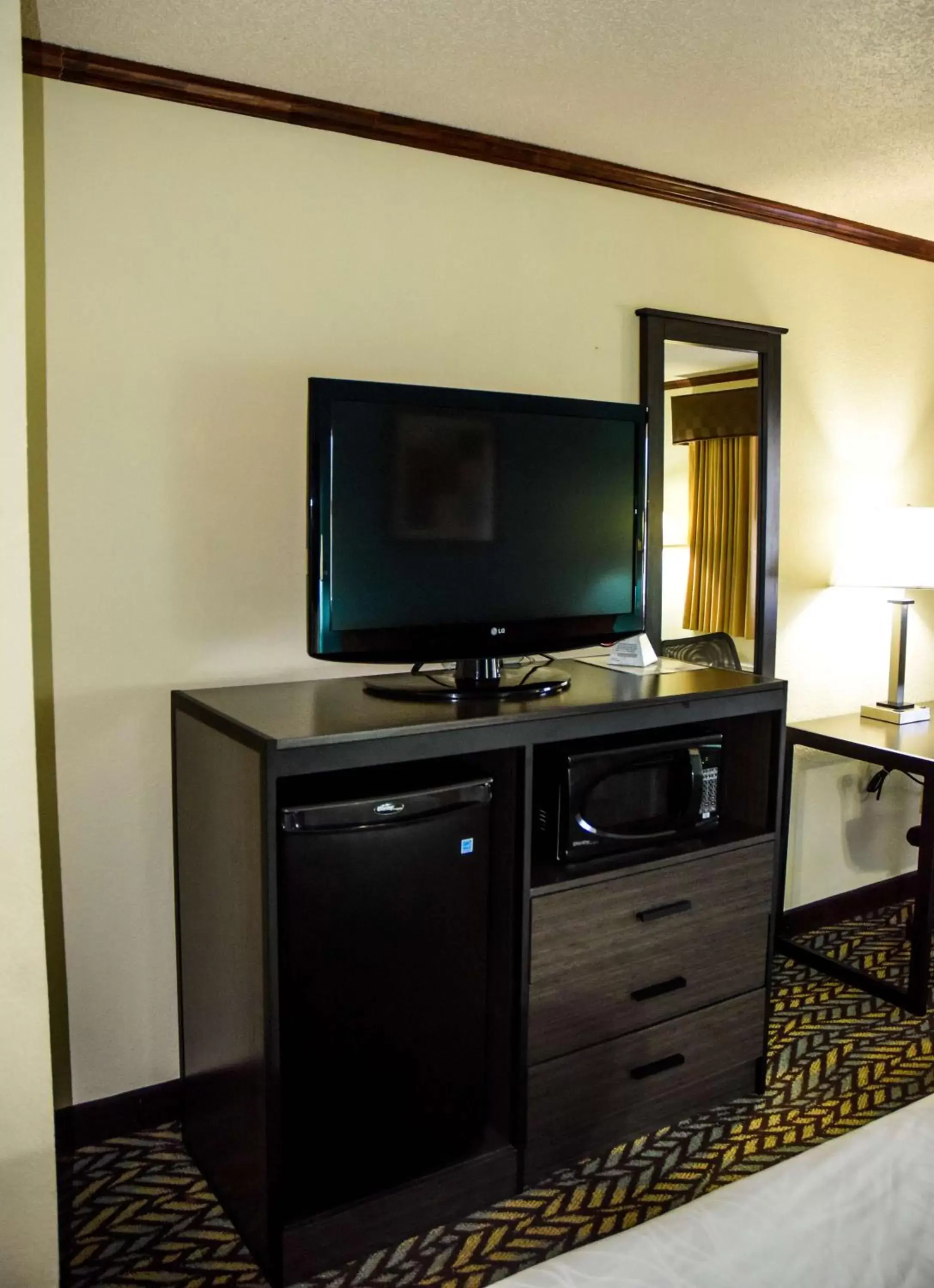 Photo of the whole room, TV/Entertainment Center in Best Western Fairwinds Inn