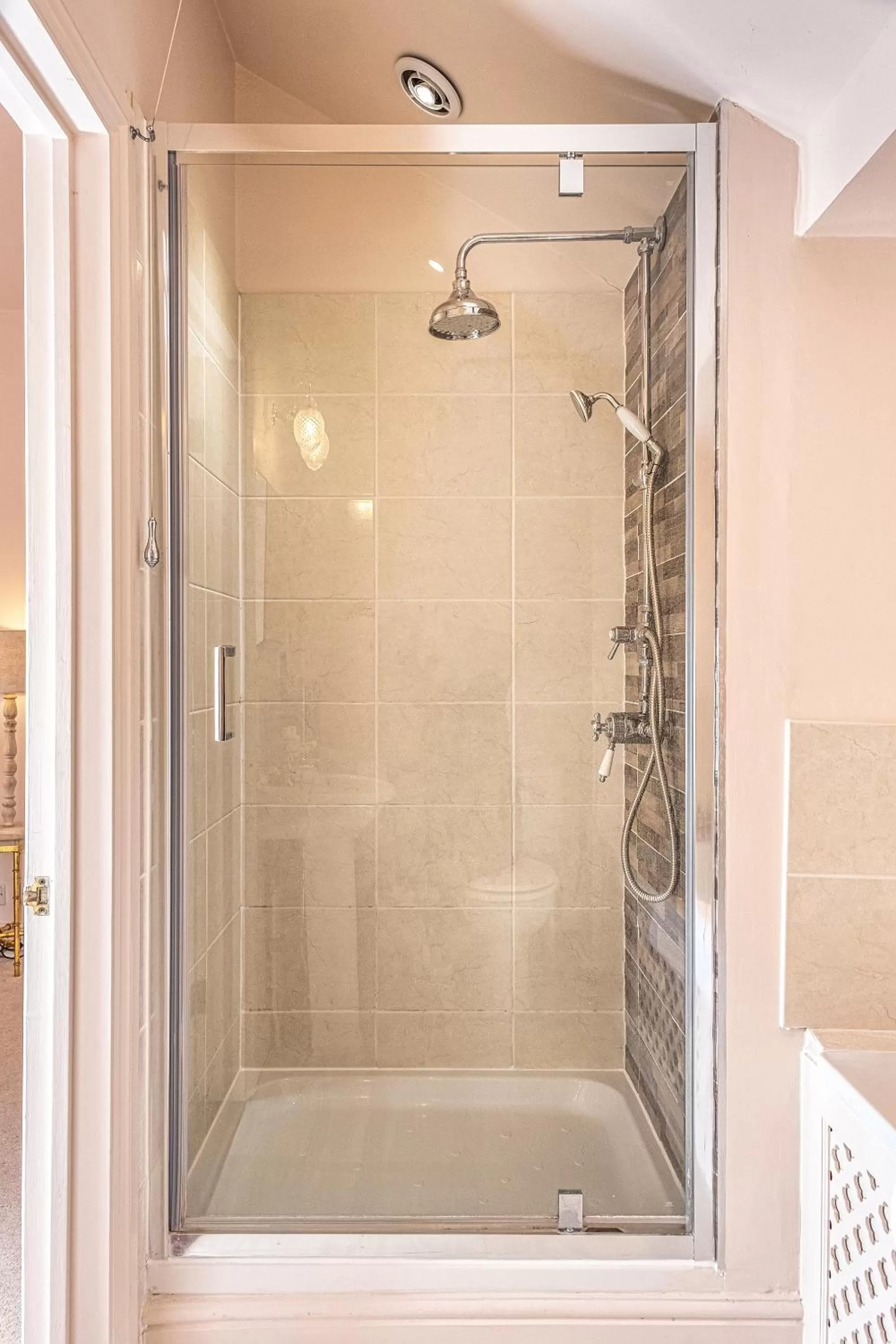 Shower in The Black Lion, Long Melford