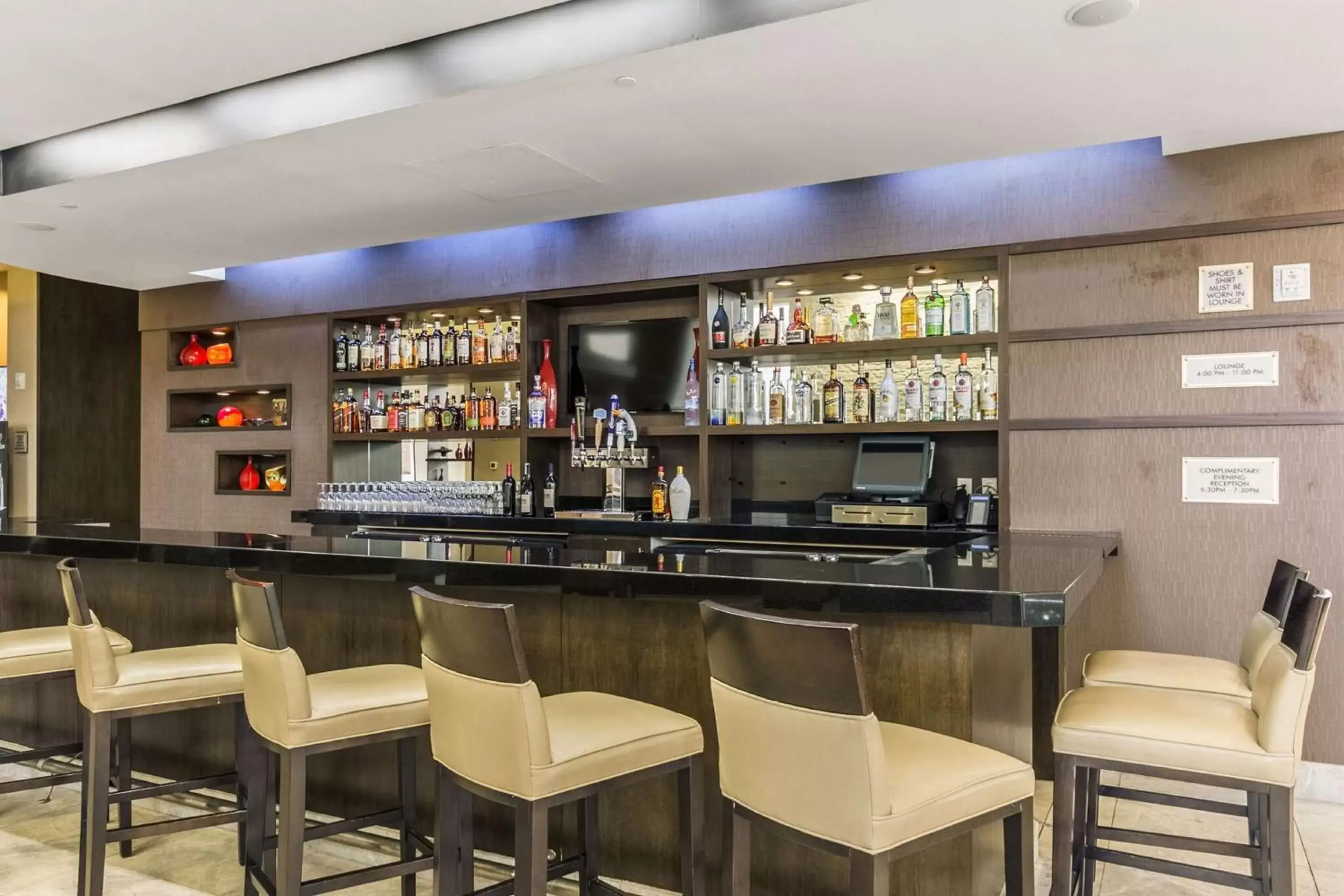 Lounge or bar, Lounge/Bar in Embassy Suites by Hilton Newark Airport