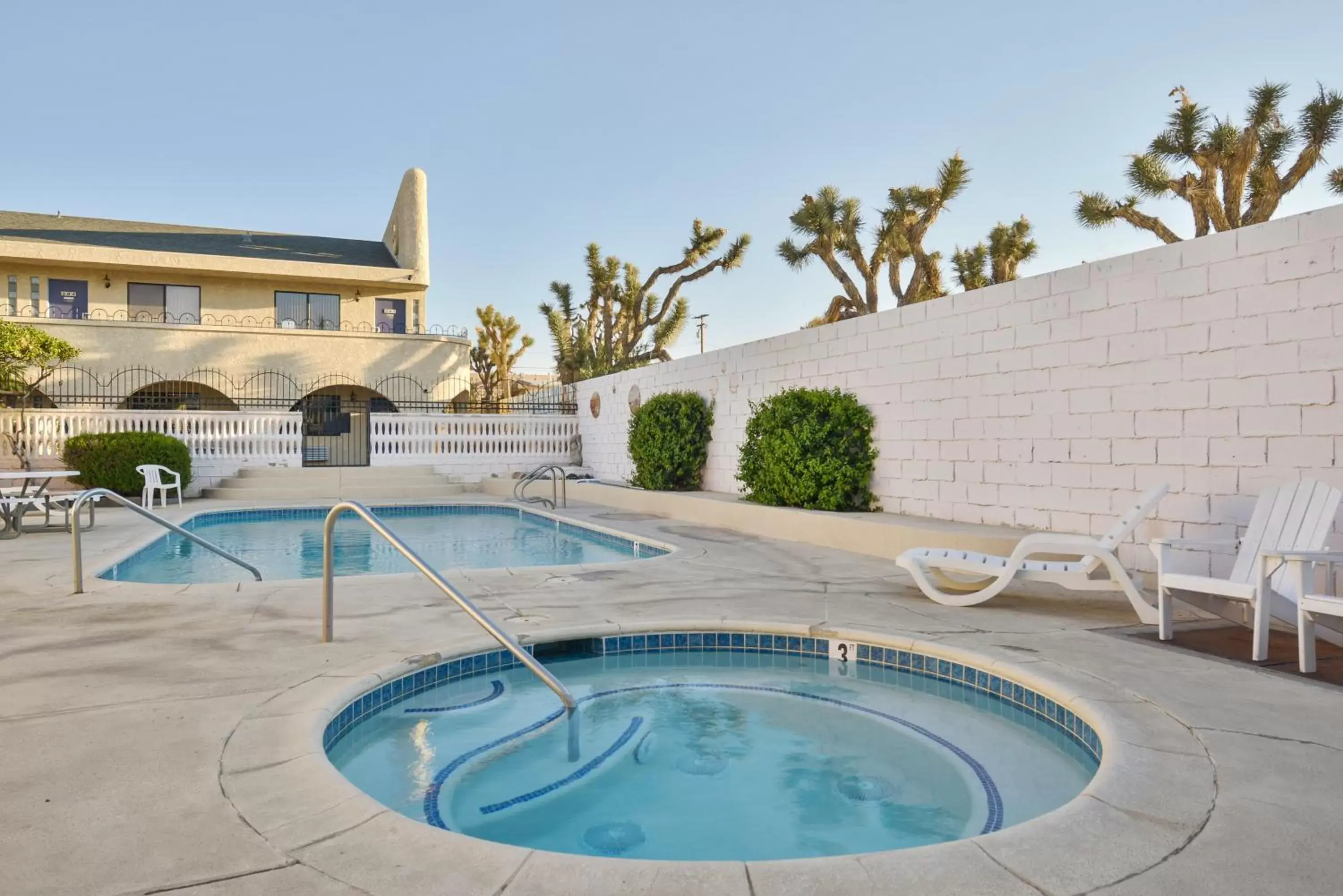 Hot Tub, Swimming Pool in Americas Best Value Inn and Suites -Yucca Valley