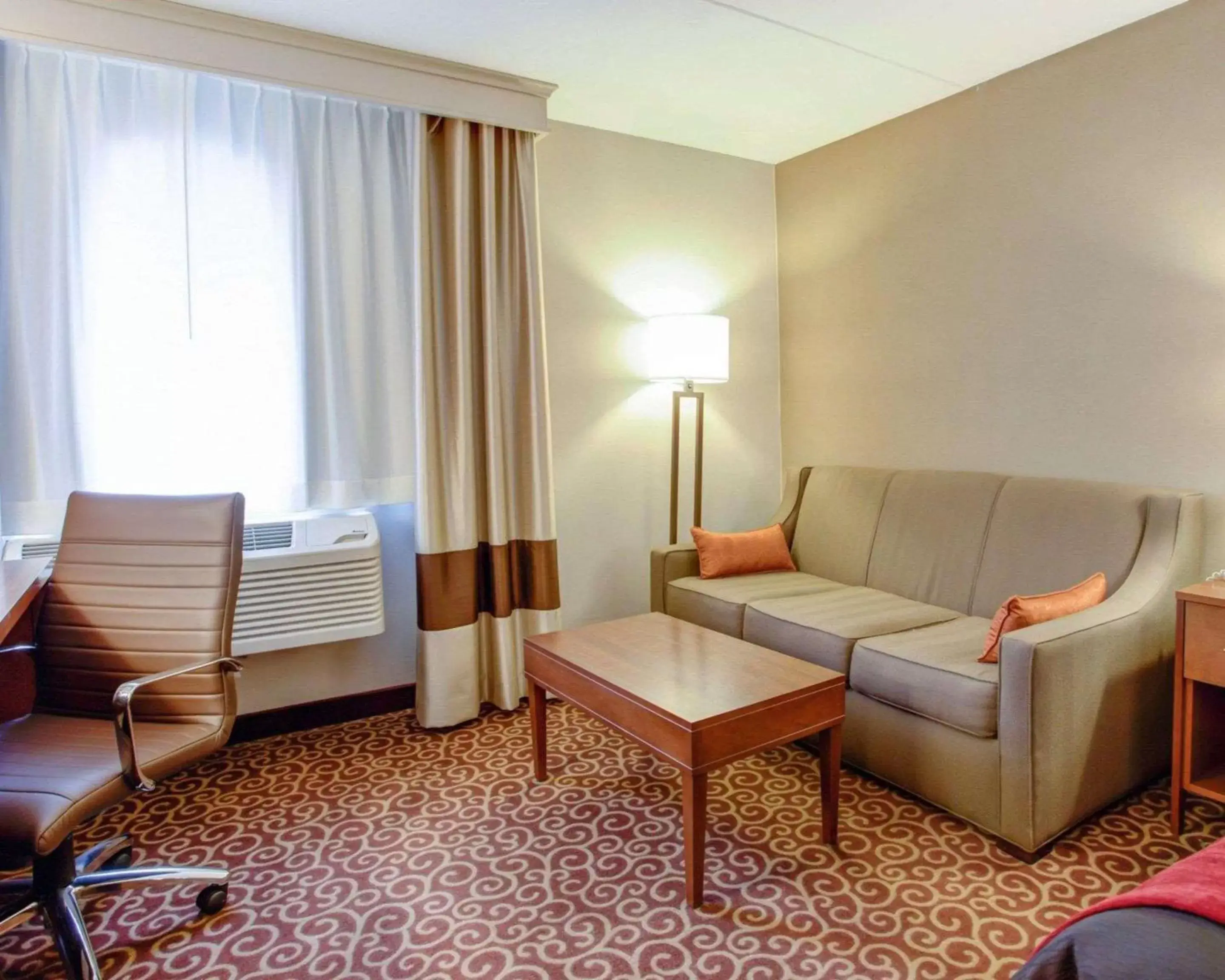 Photo of the whole room, Seating Area in Comfort Inn Bangor